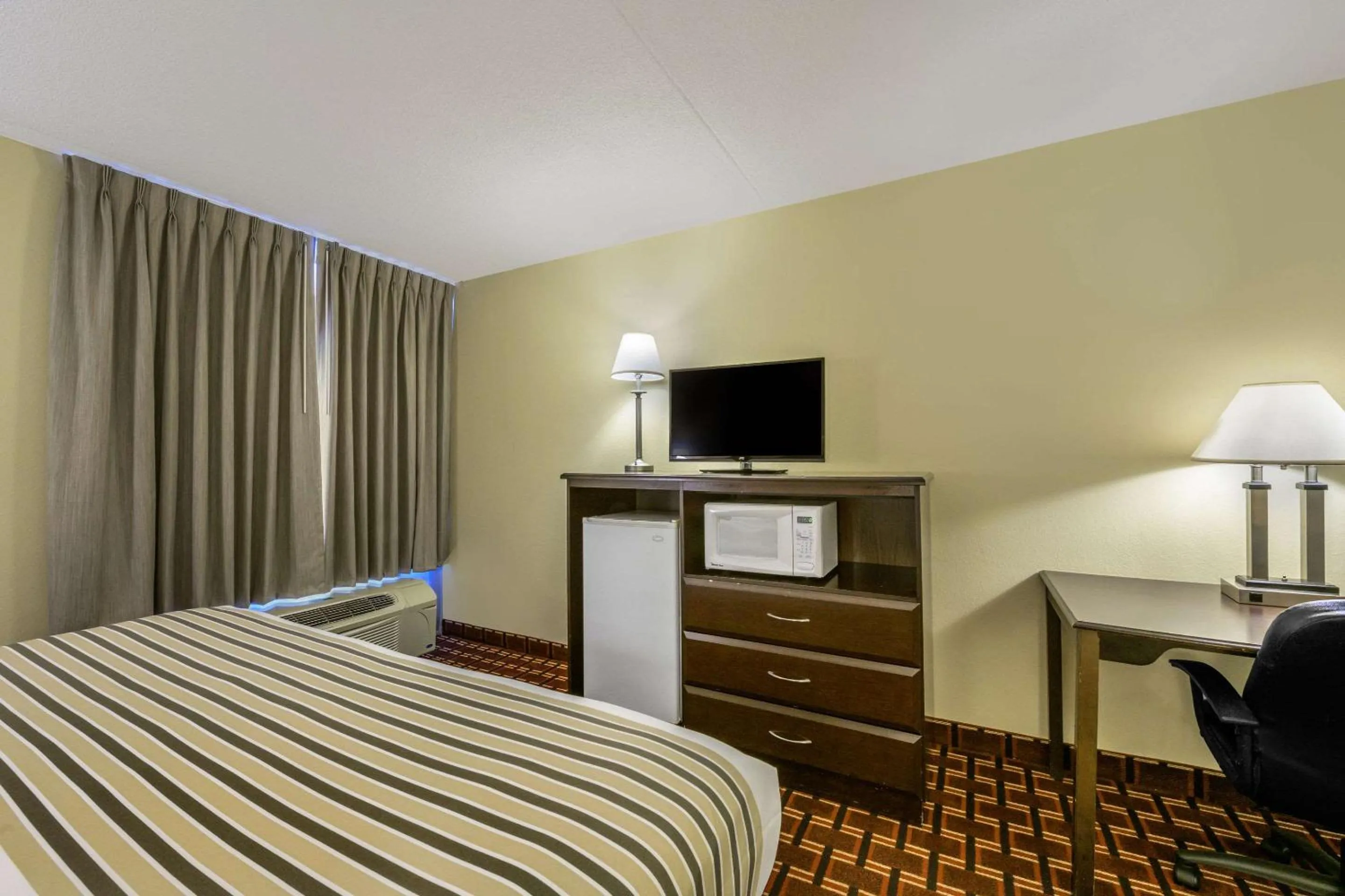 Photo of the whole room, Bed in Econo Lodge Inn & Suites Triadelphia - Wheeling