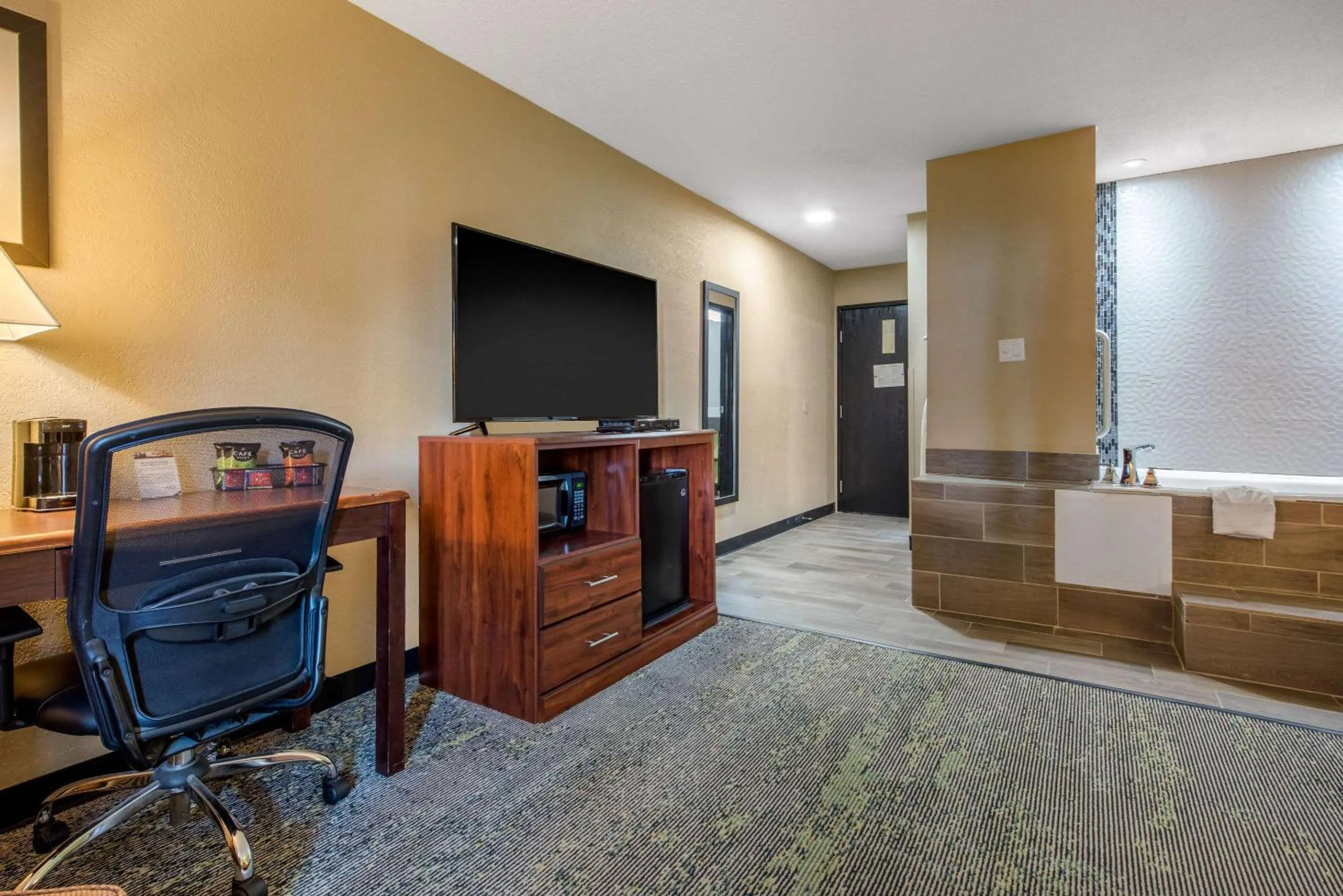 Photo of the whole room in Quality Inn Morgantown