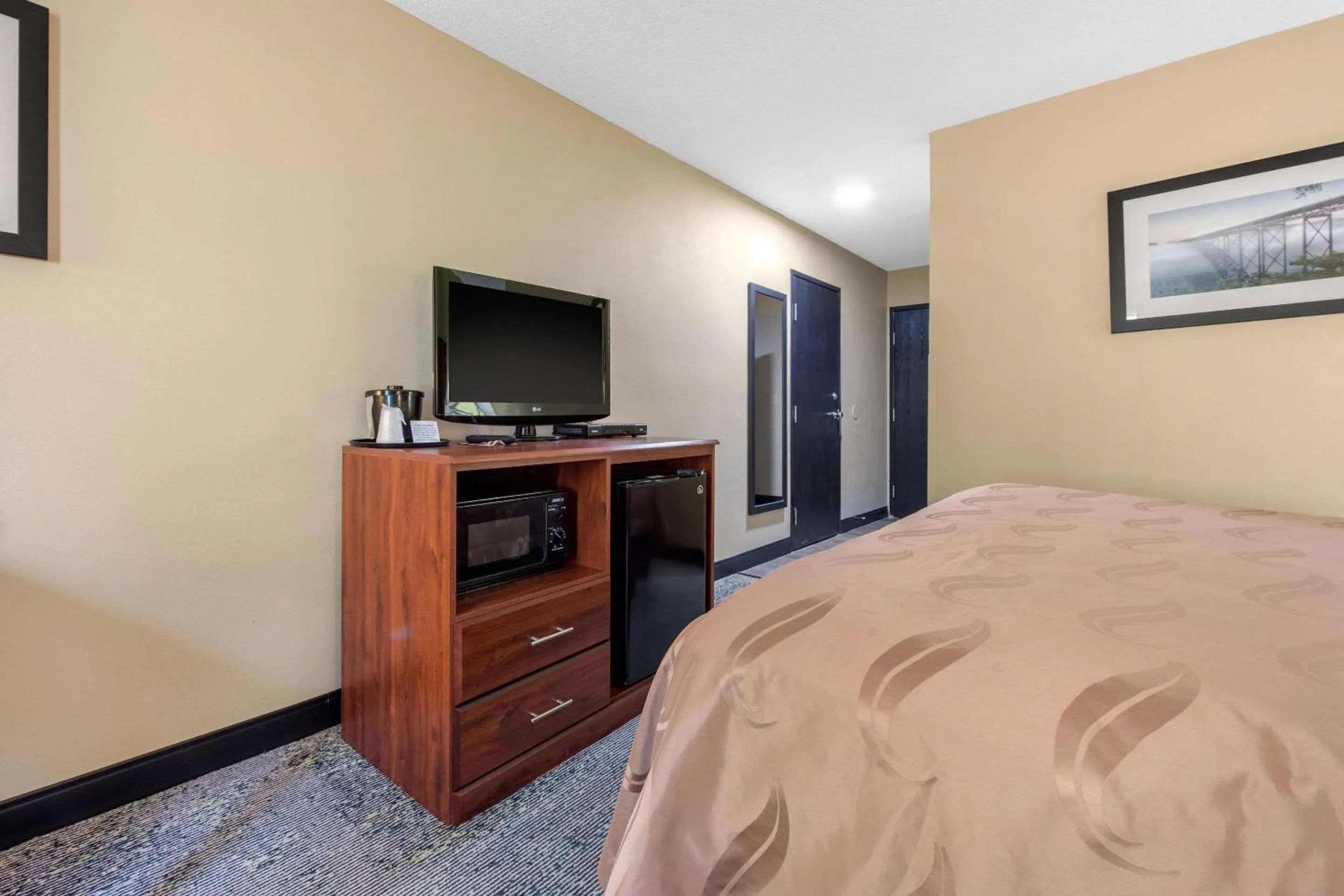 Photo of the whole room, Bed in Quality Inn Morgantown