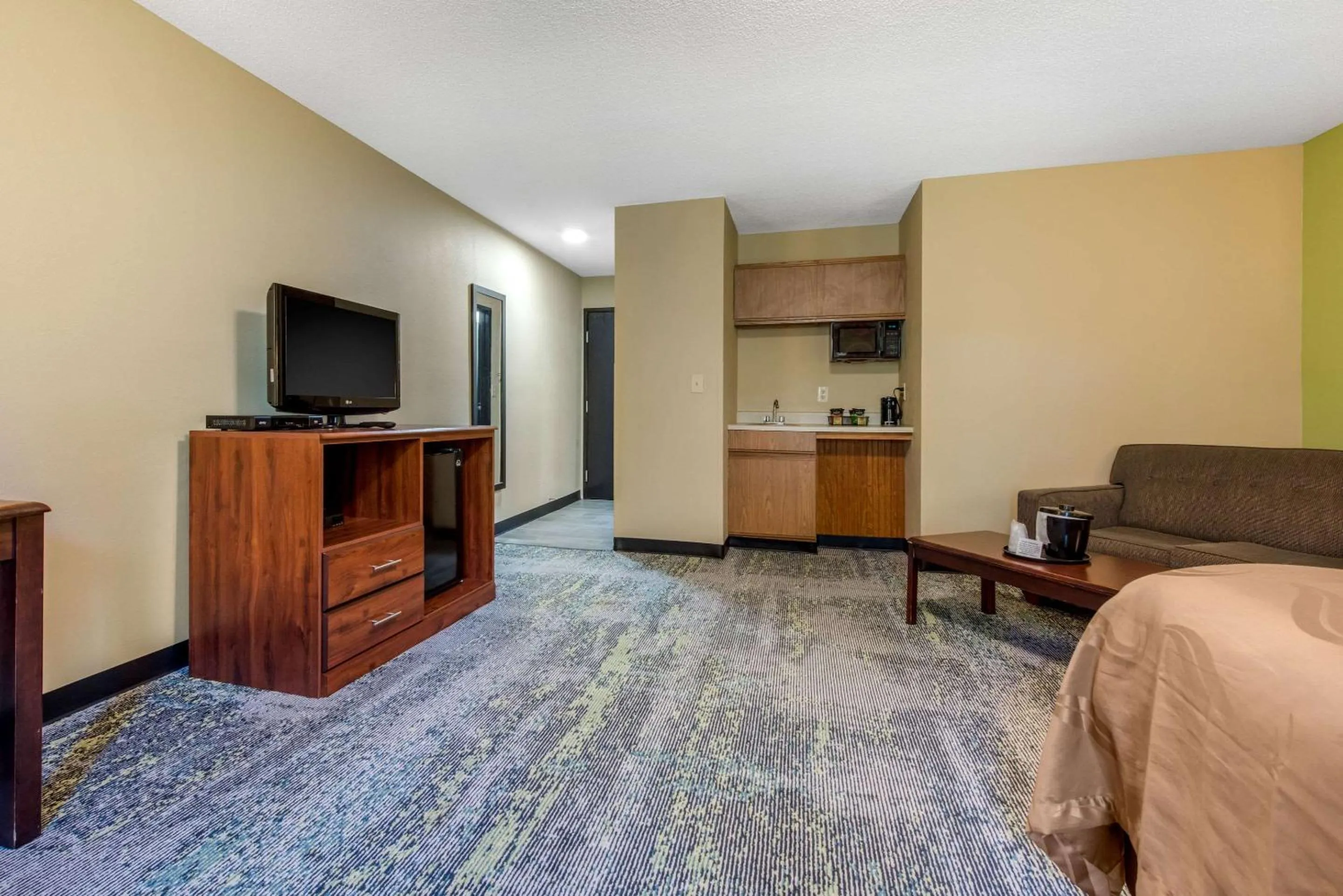 Photo of the whole room in Quality Inn Morgantown