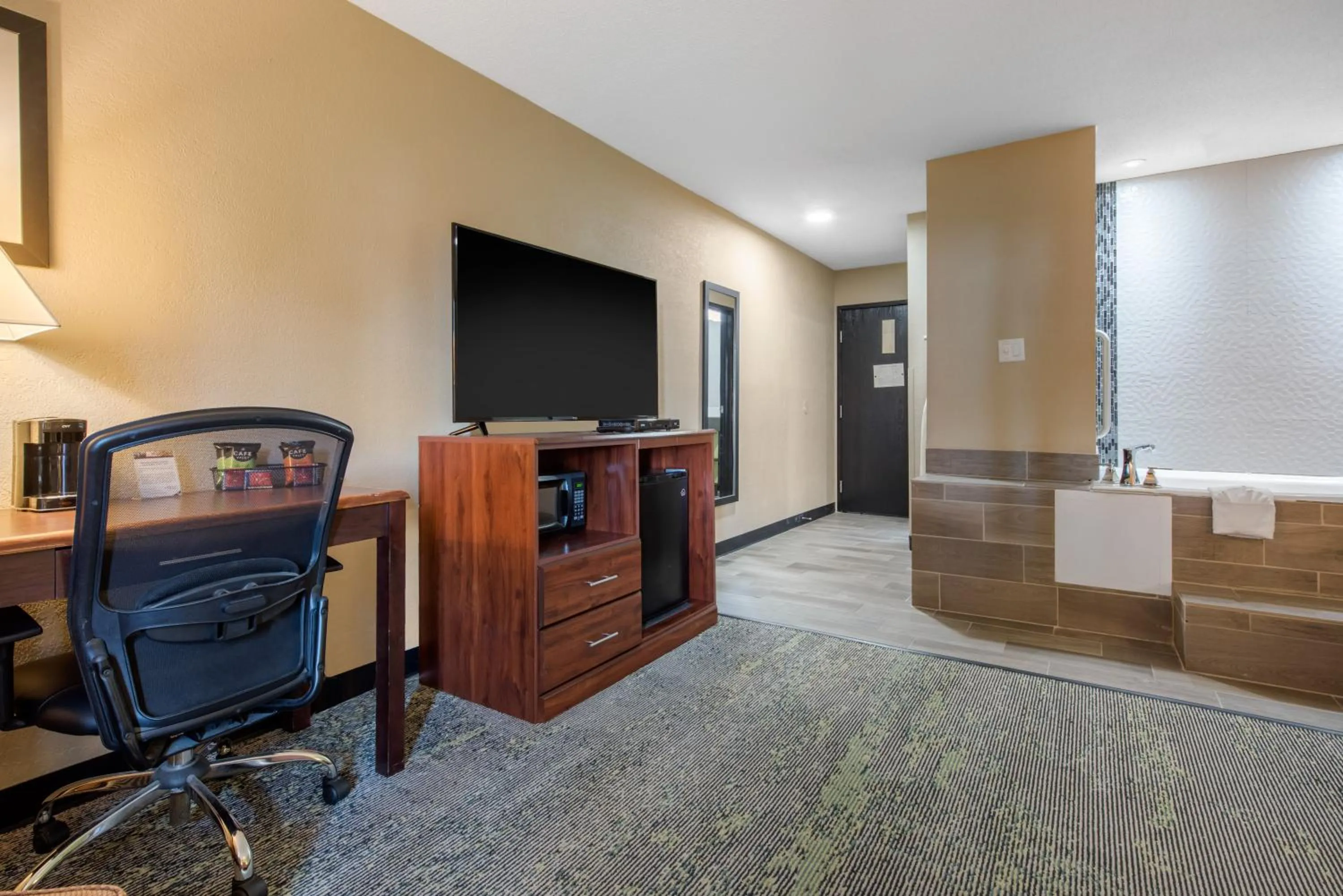 Photo of the whole room in Quality Inn Morgantown