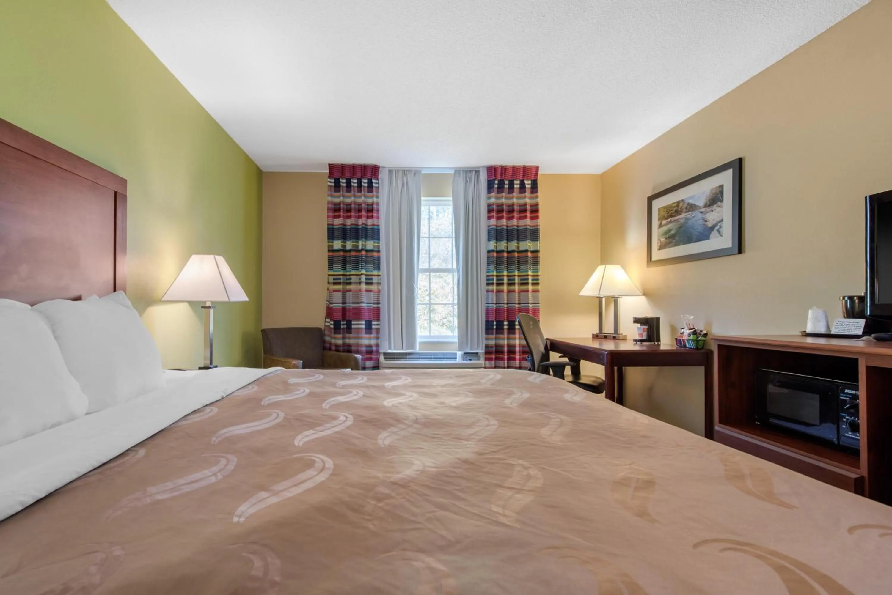 Bed in Quality Inn Morgantown