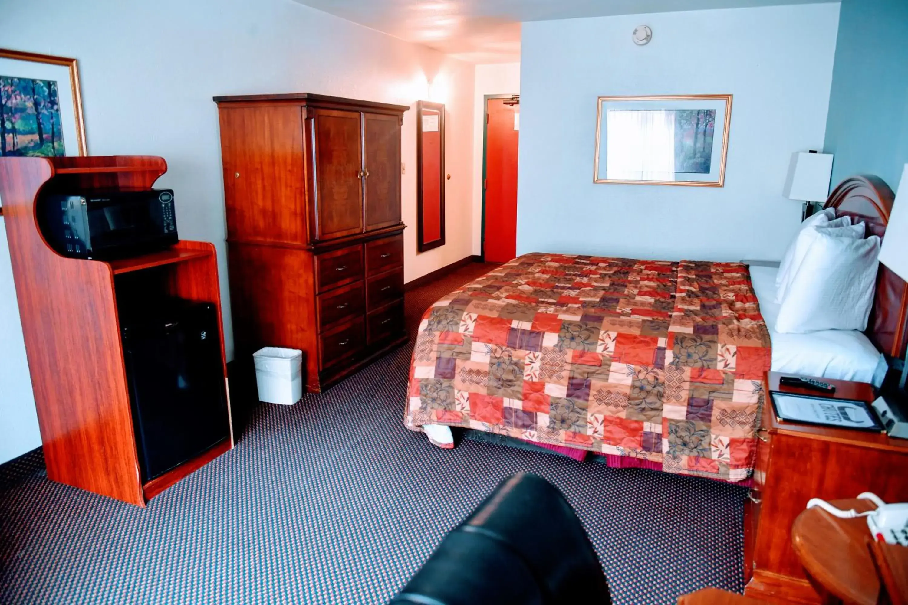 King Room - Non-Smoking in Douglas Inn and Conference Center King Room - Non-Smoking in Douglas Inn and Conference Center