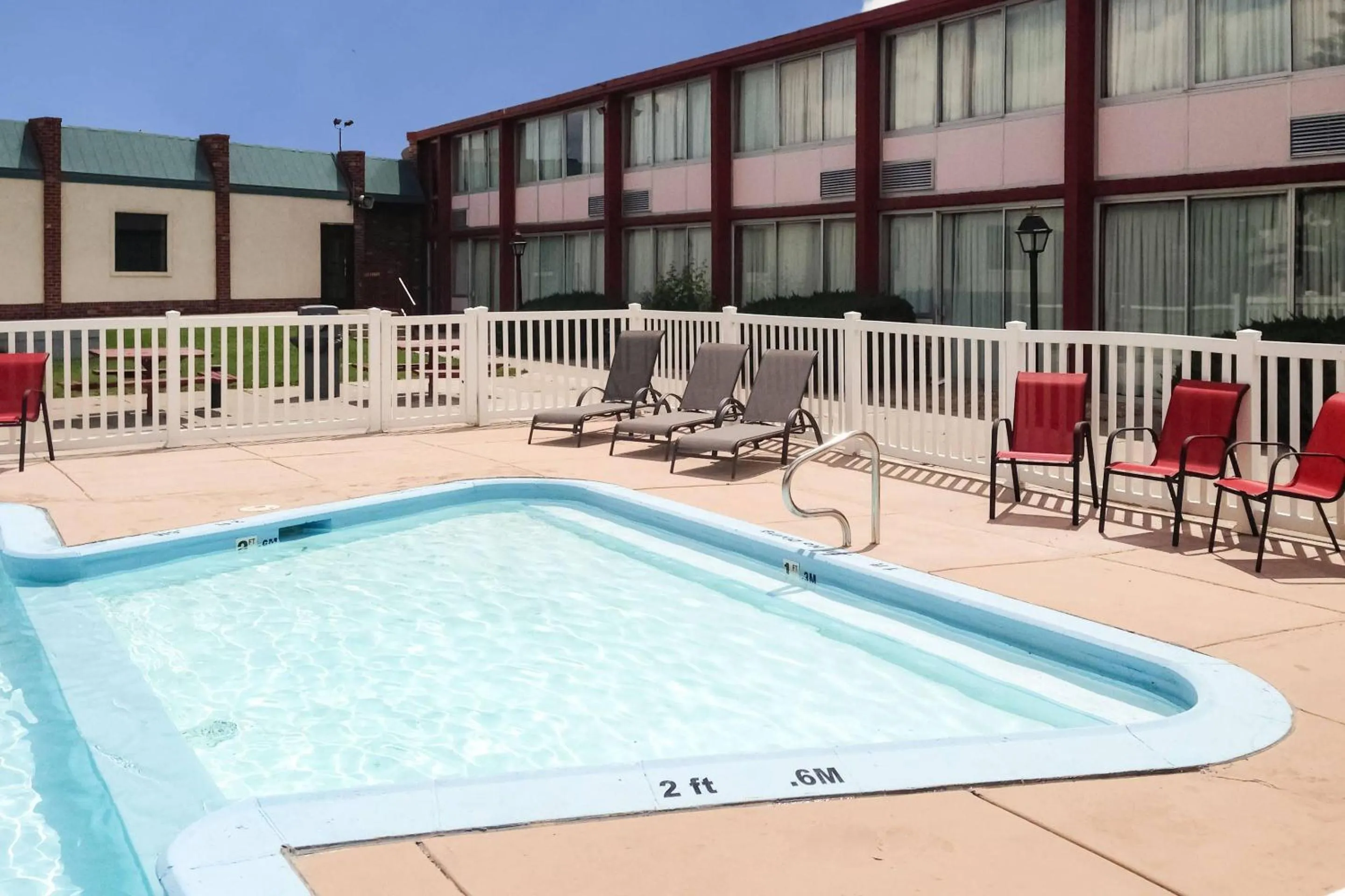 Swimming pool in Econo Lodge Rawlins