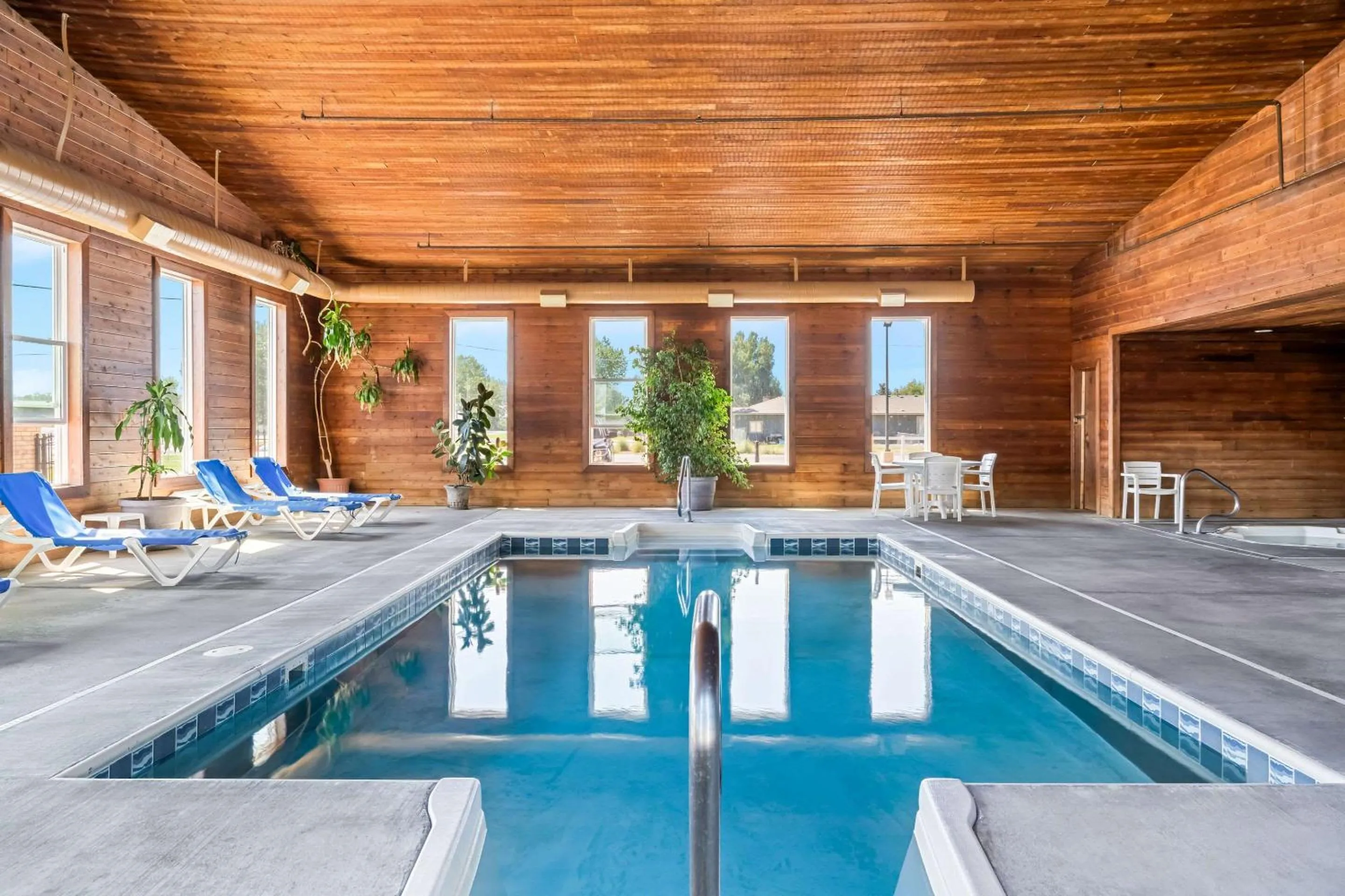 Swimming pool in Comfort Inn Worland Hwy 16 to Yellowstone