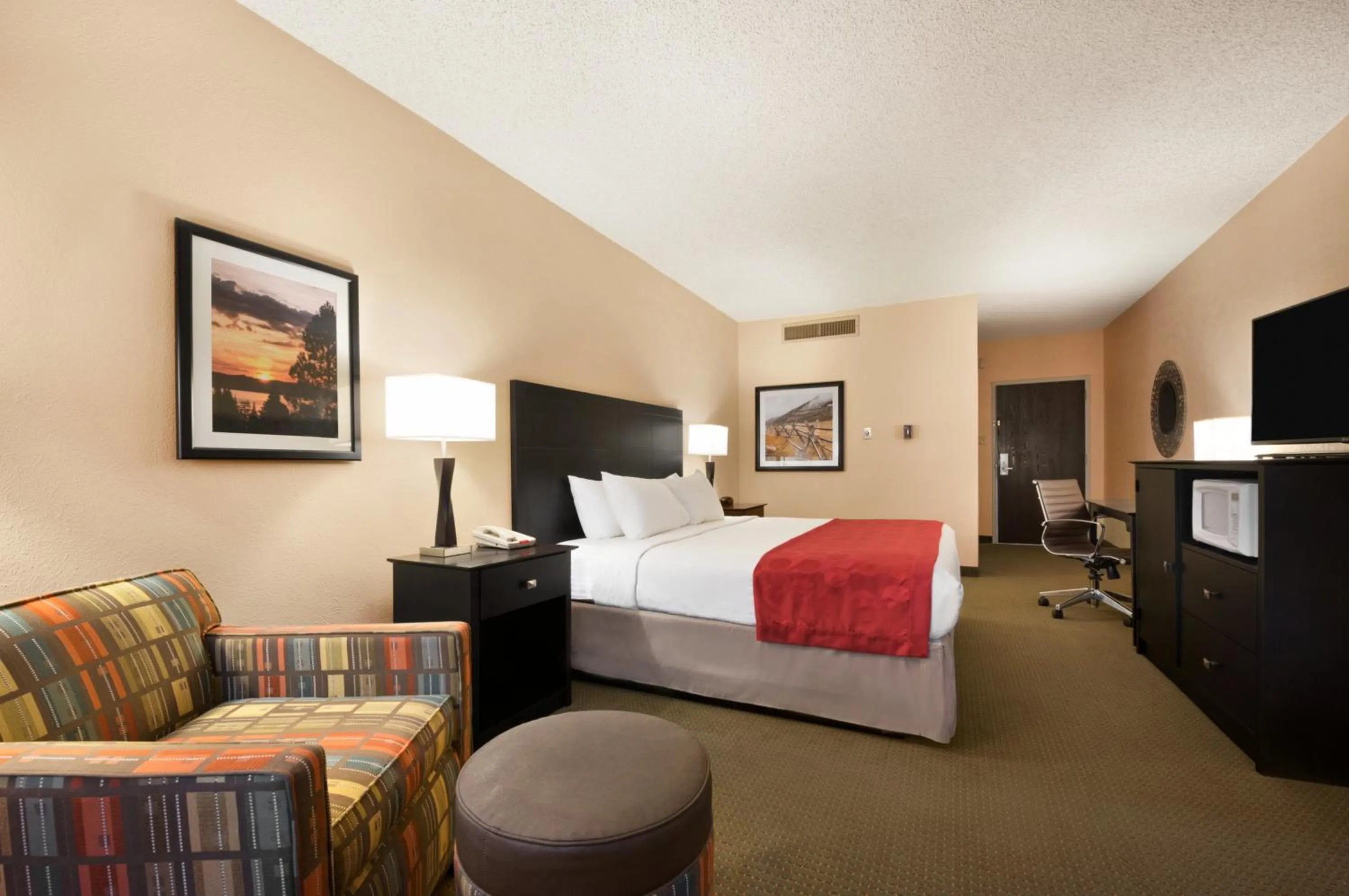 Bedroom, Bed in Red Lion Hotel Gillette