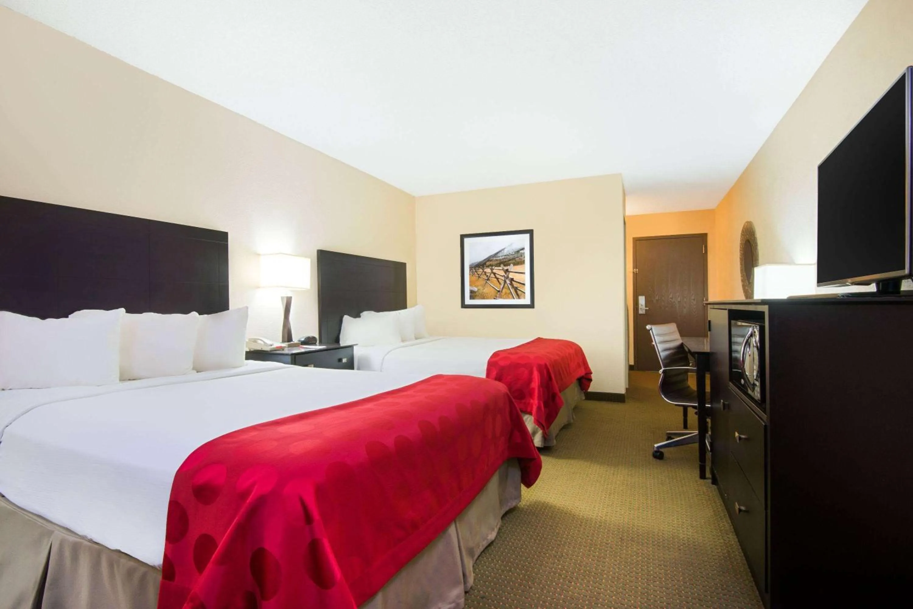 Bedroom, Bed in Red Lion Hotel Gillette