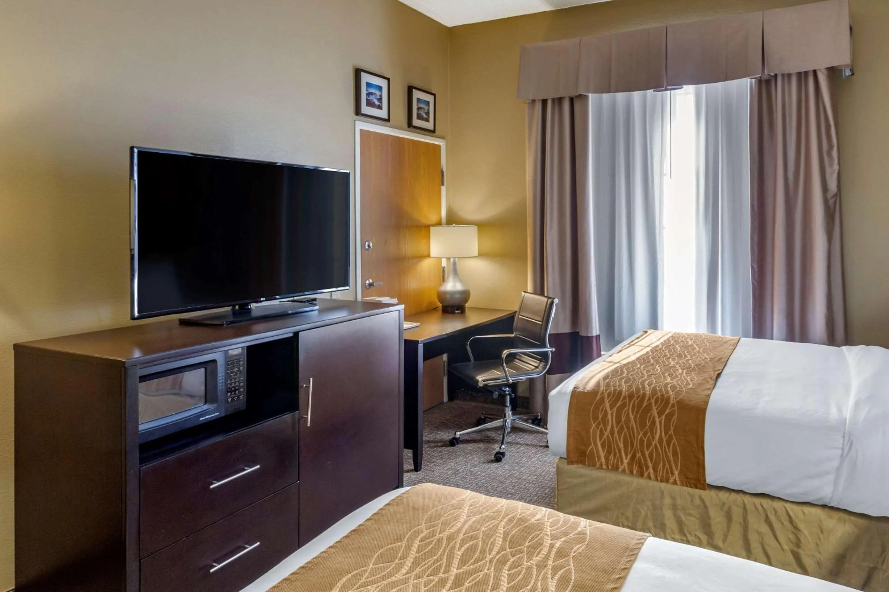 Photo of the whole room, Bed in Comfort Inn Evanston I-80