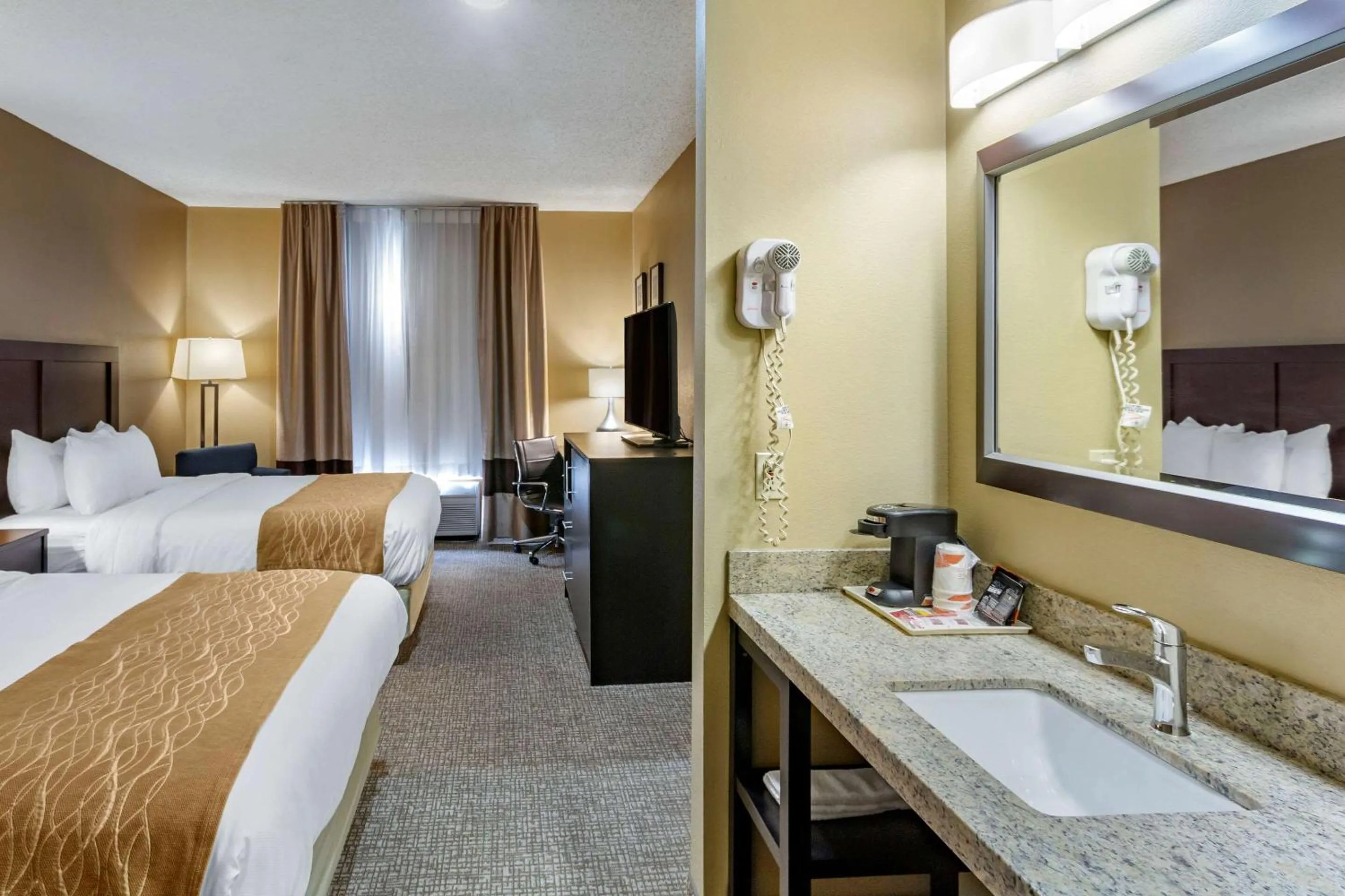 Photo of the whole room, Bed in Comfort Inn Evanston I-80