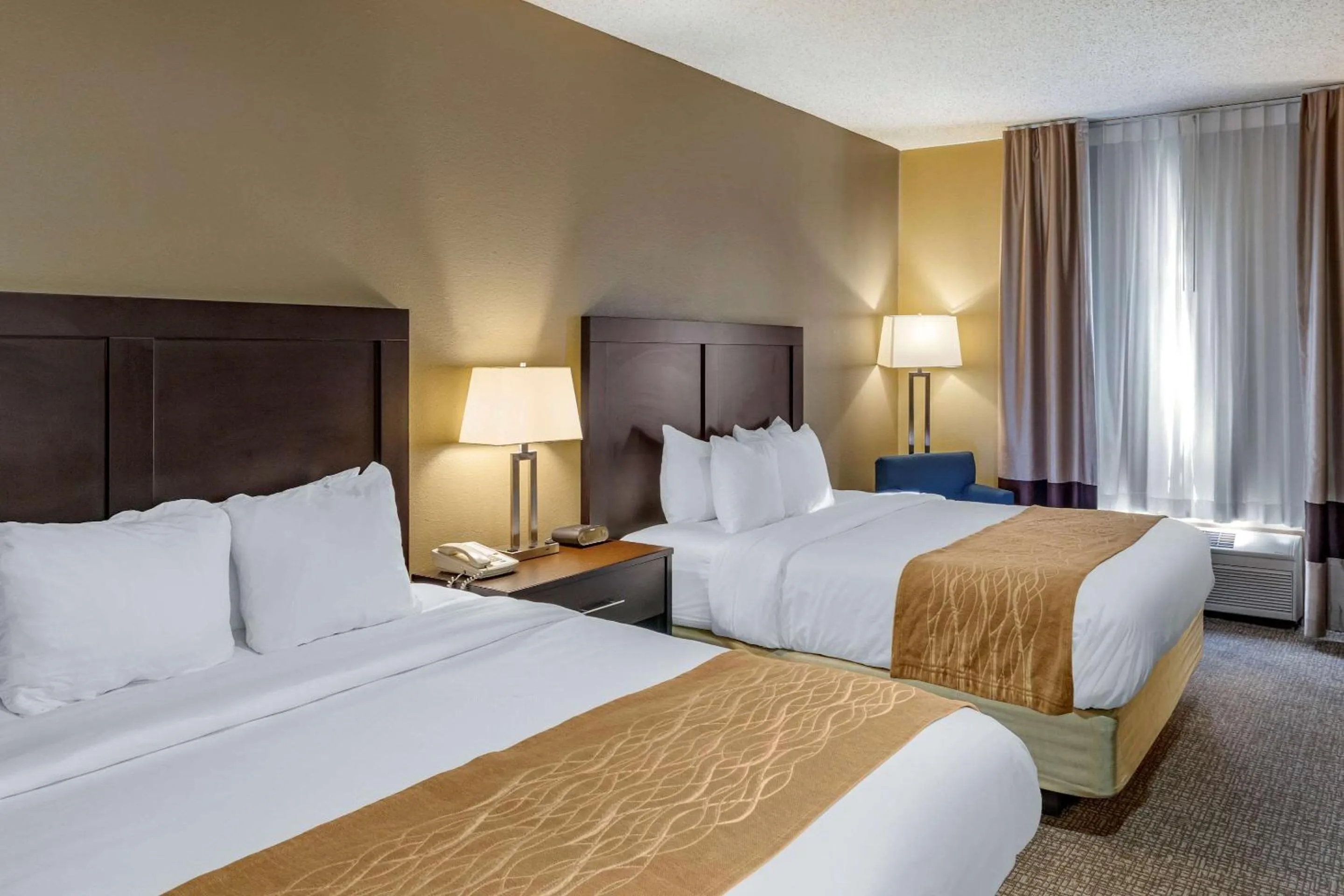 Photo of the whole room, Bed in Comfort Inn Evanston I-80