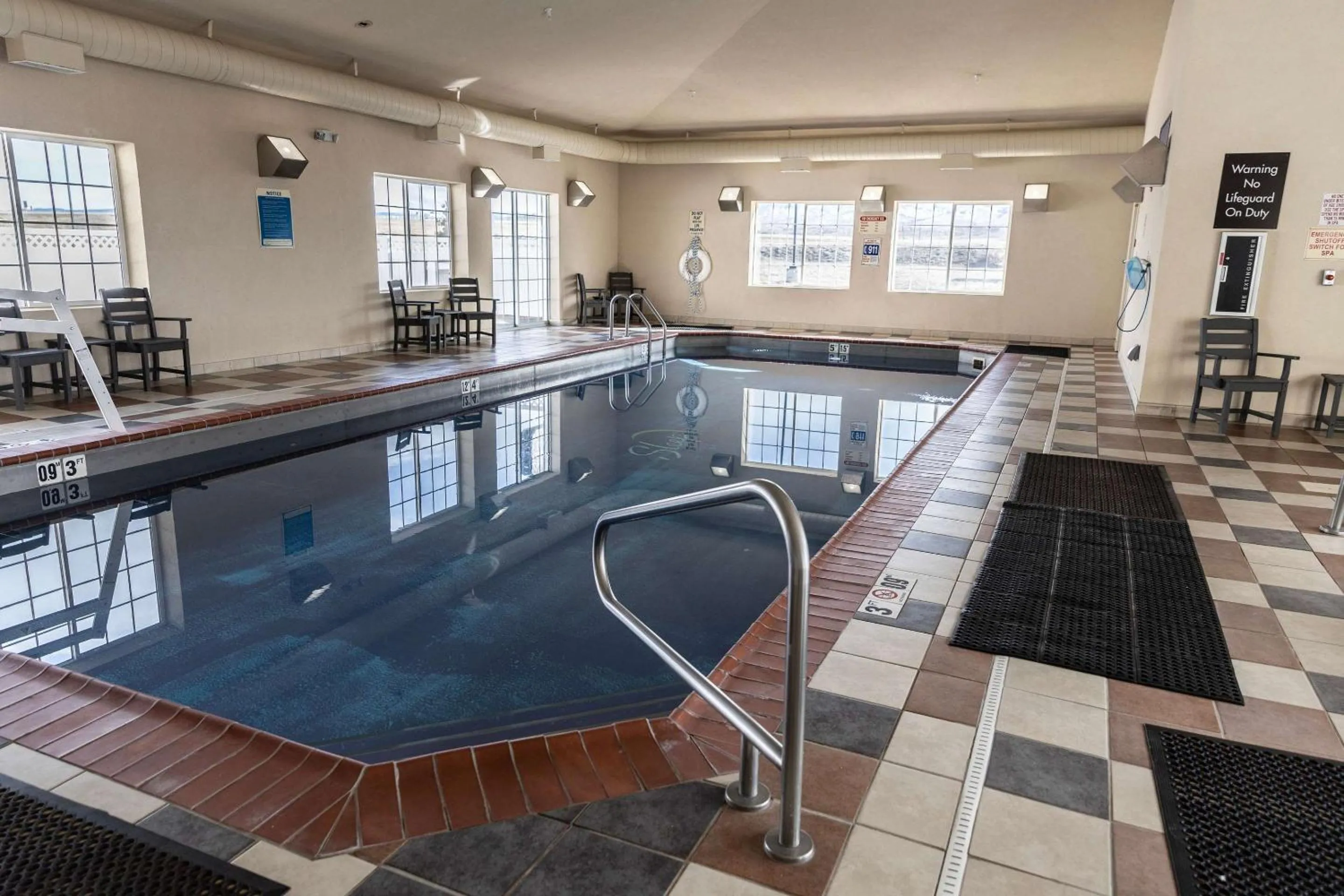 Swimming pool in Sleep Inn & Suites Evansville - Casper