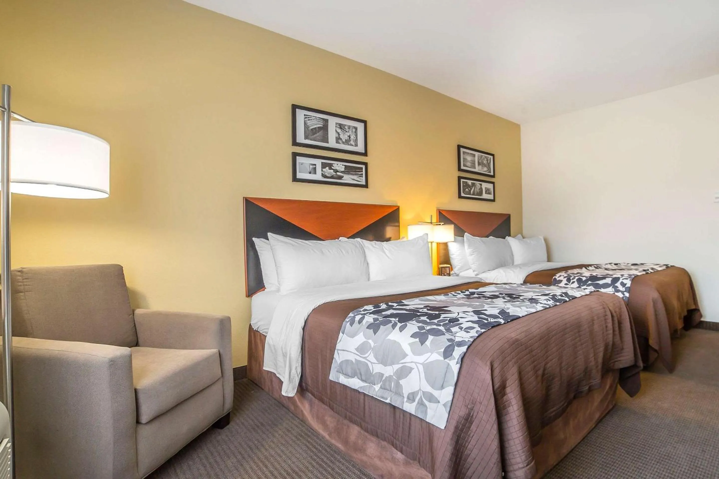 Photo of the whole room, Bed in Sleep Inn & Suites Douglas