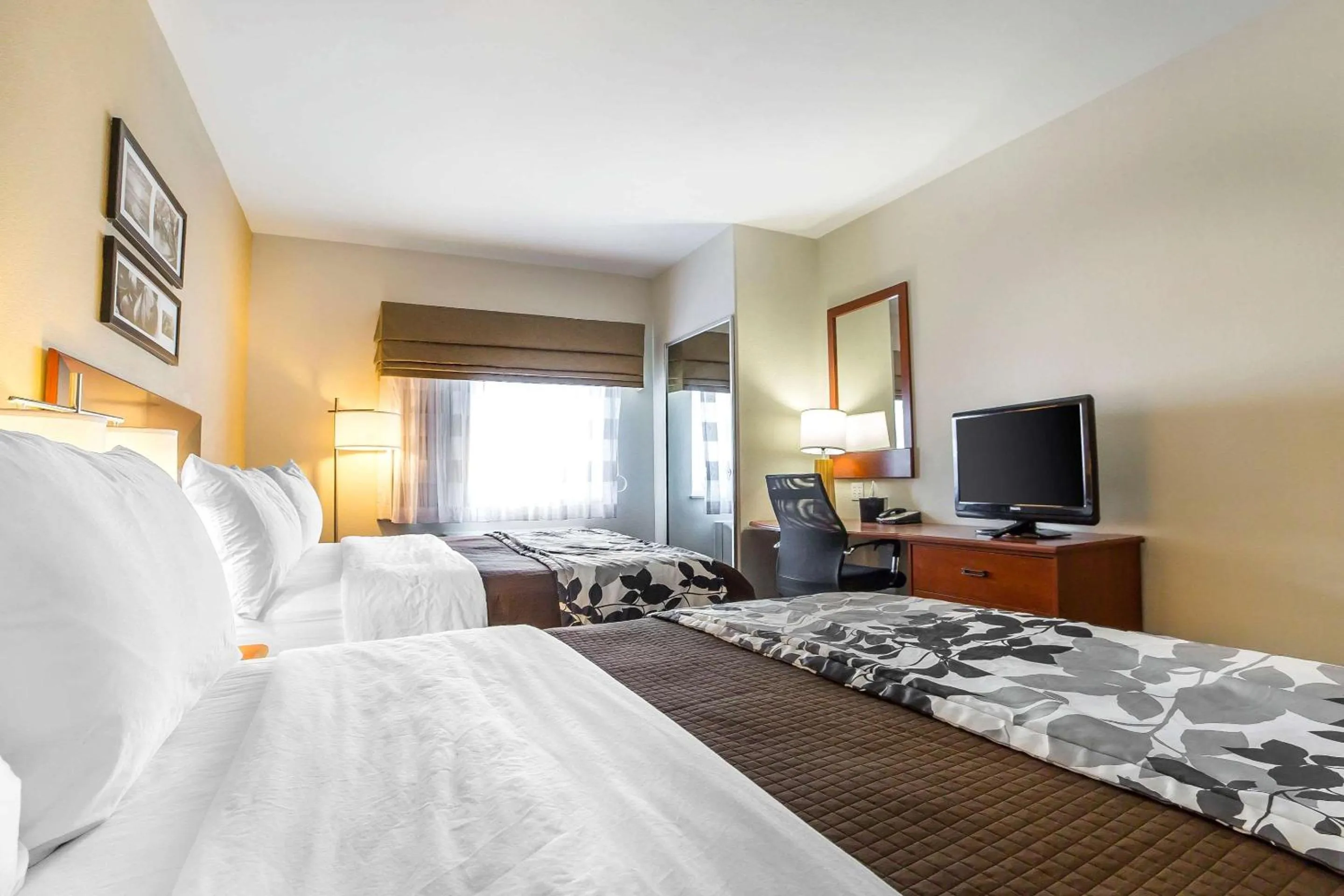 Photo of the whole room, Bed in Sleep Inn & Suites Douglas