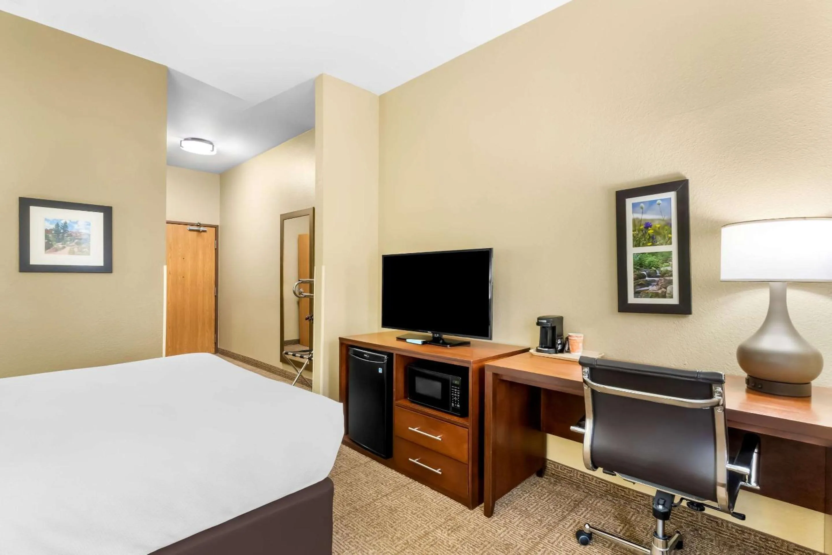 Bedroom, Bed in Comfort Inn & Suites Near University of Wyoming