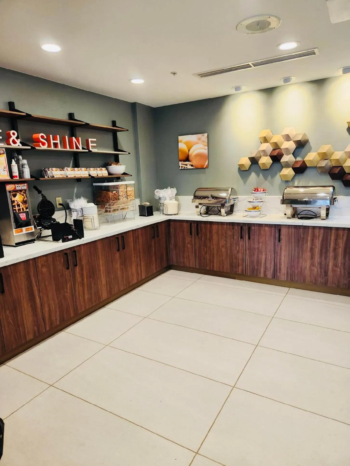 Buffet breakfast in Comfort Suites Cheyenne