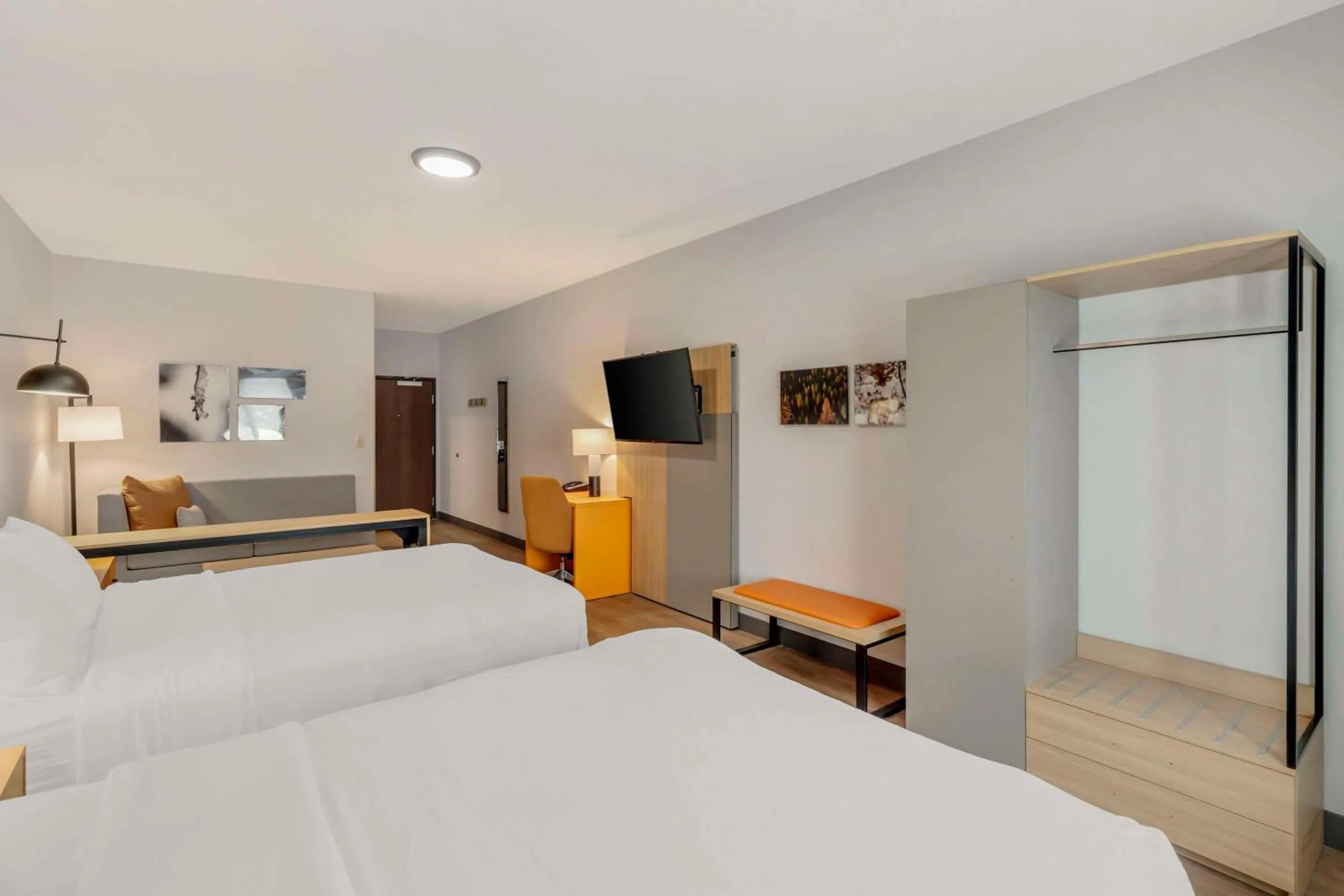 Bedroom, Bed in Comfort Suites Cheyenne