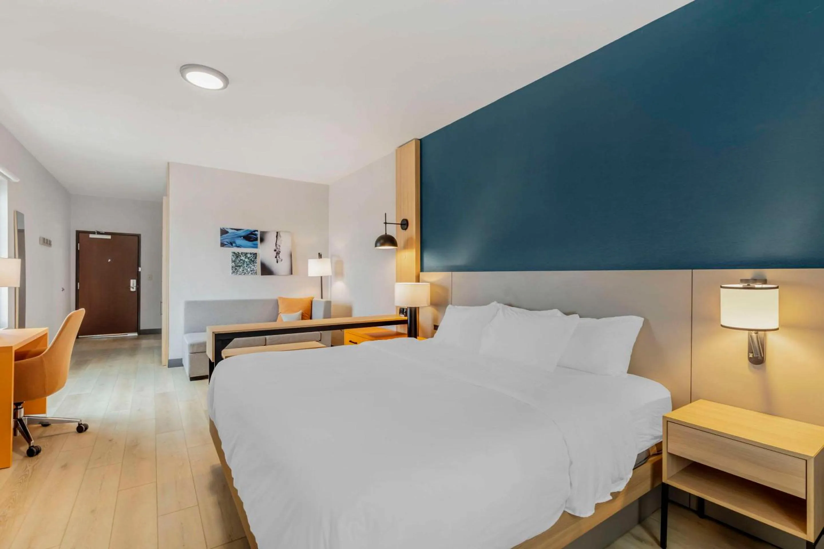 Bedroom, Bed in Comfort Suites Cheyenne