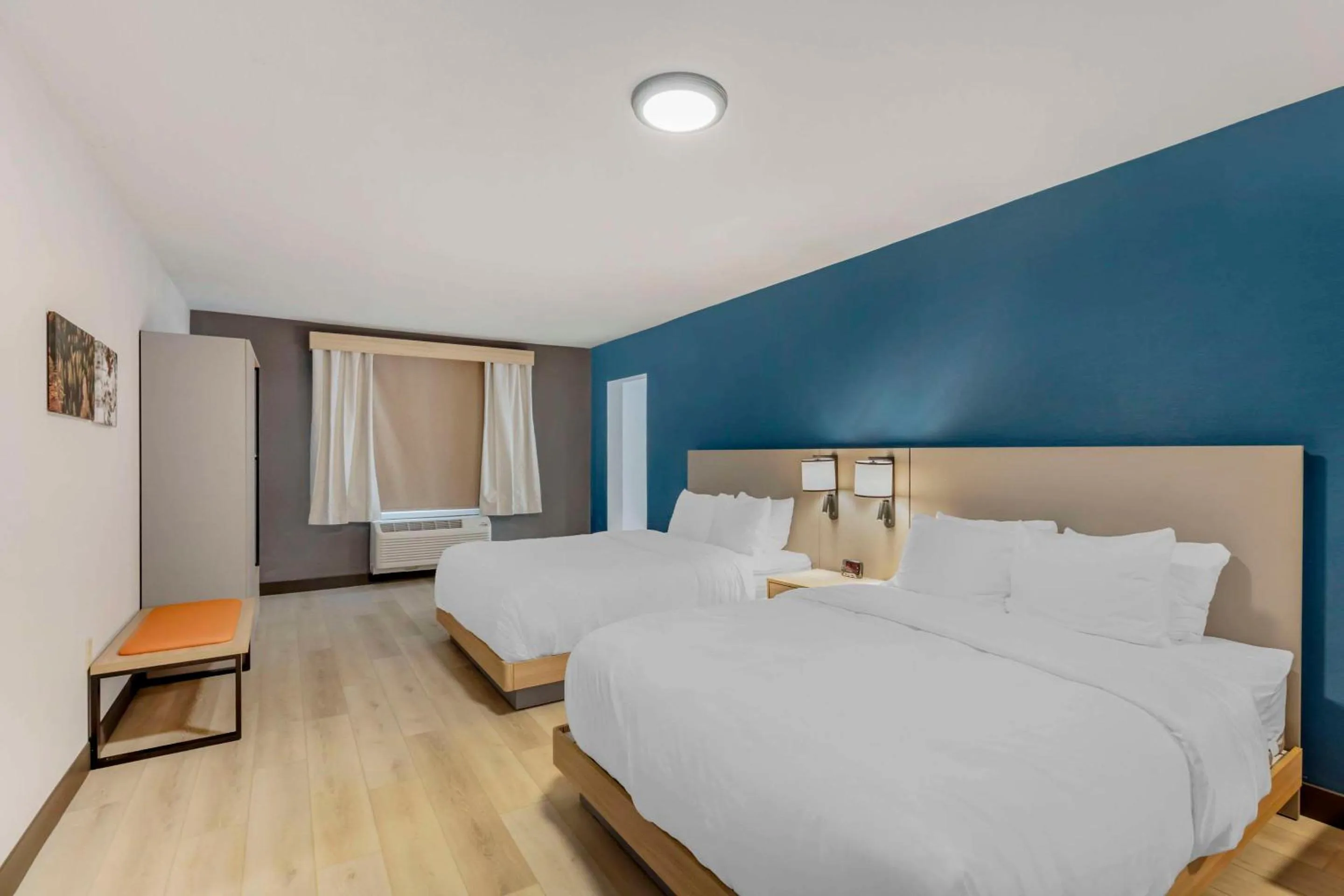 Bedroom, Bed in Comfort Suites Cheyenne