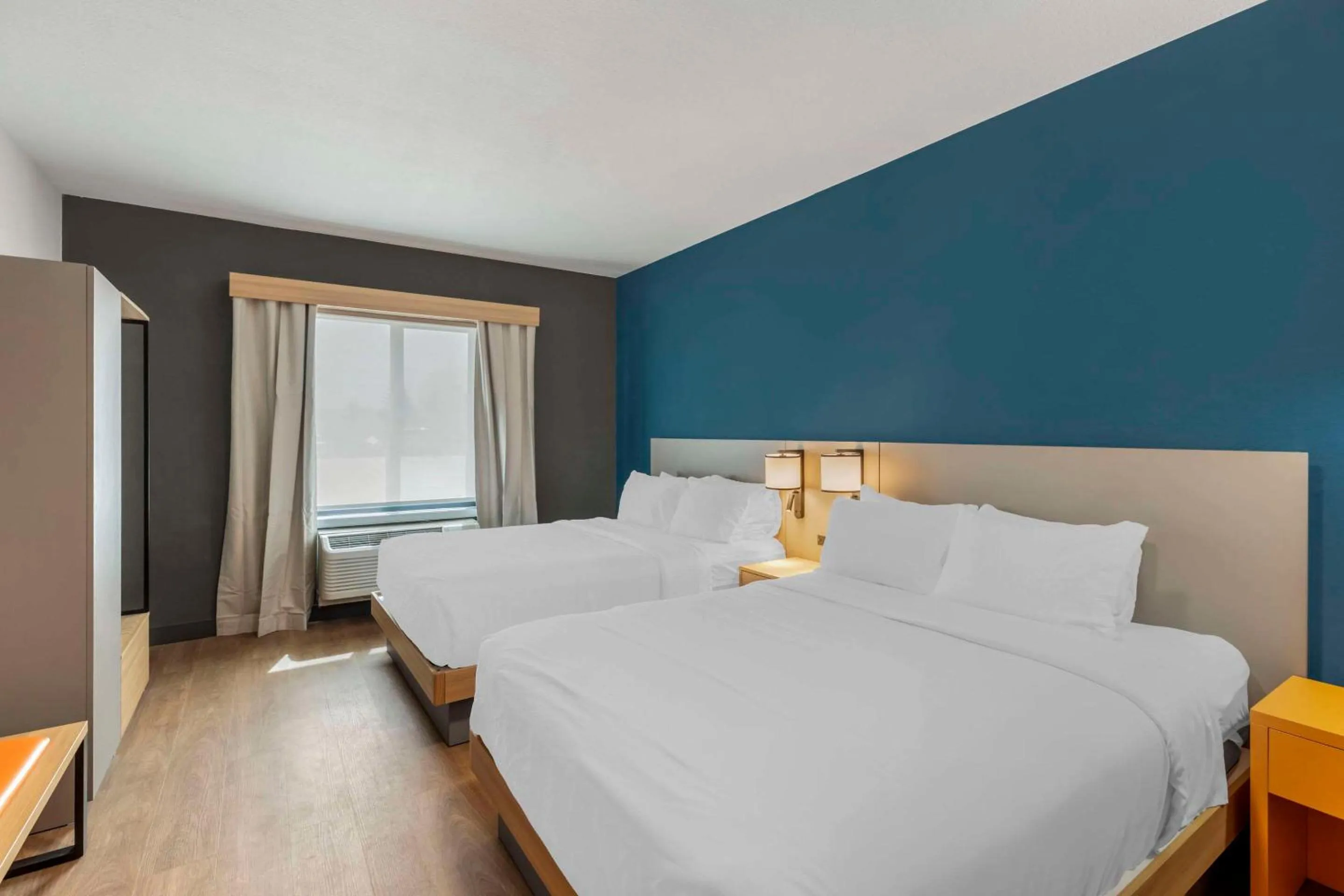 Bedroom, Bed in Comfort Suites Cheyenne