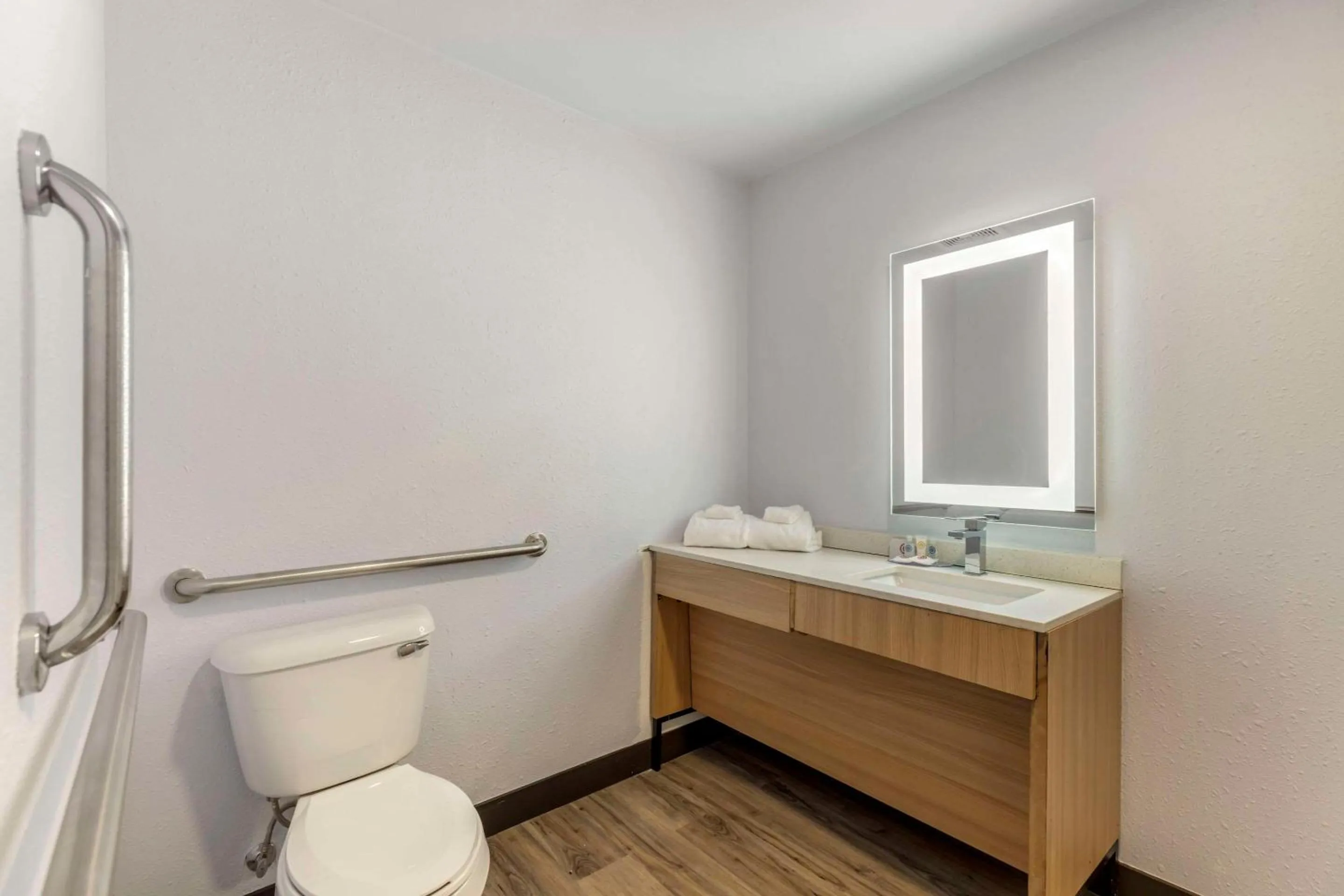 Bedroom in Comfort Suites Cheyenne