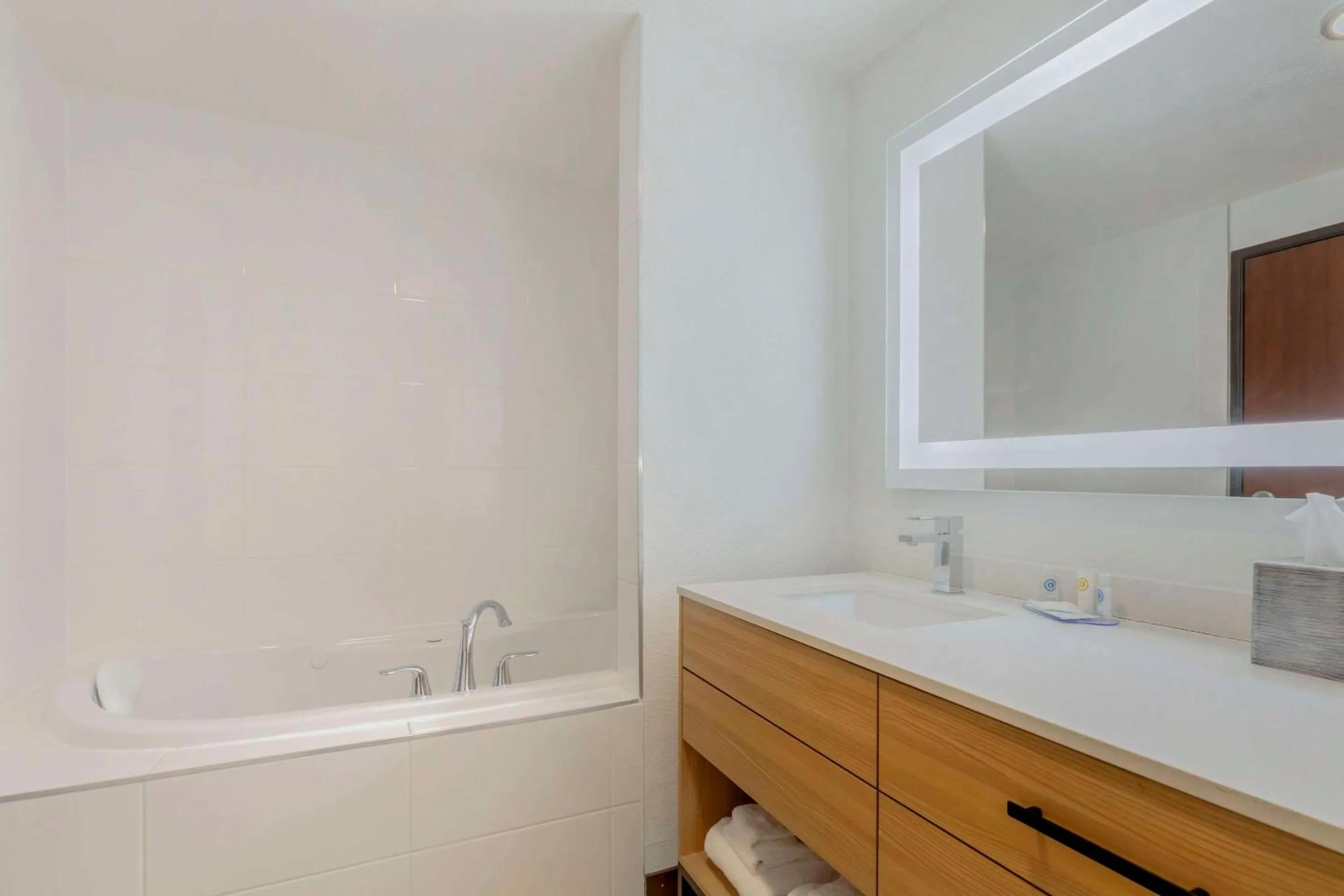 Bedroom in Comfort Suites Cheyenne