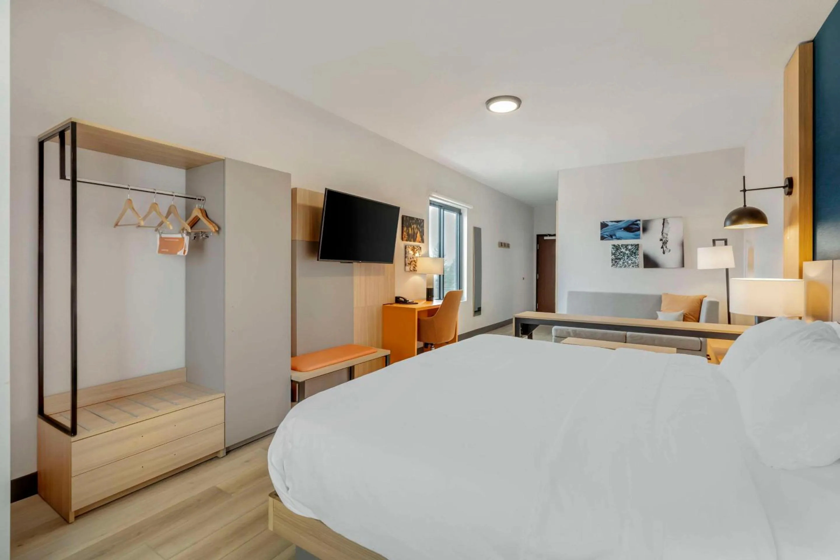 Bedroom, Bed in Comfort Suites Cheyenne