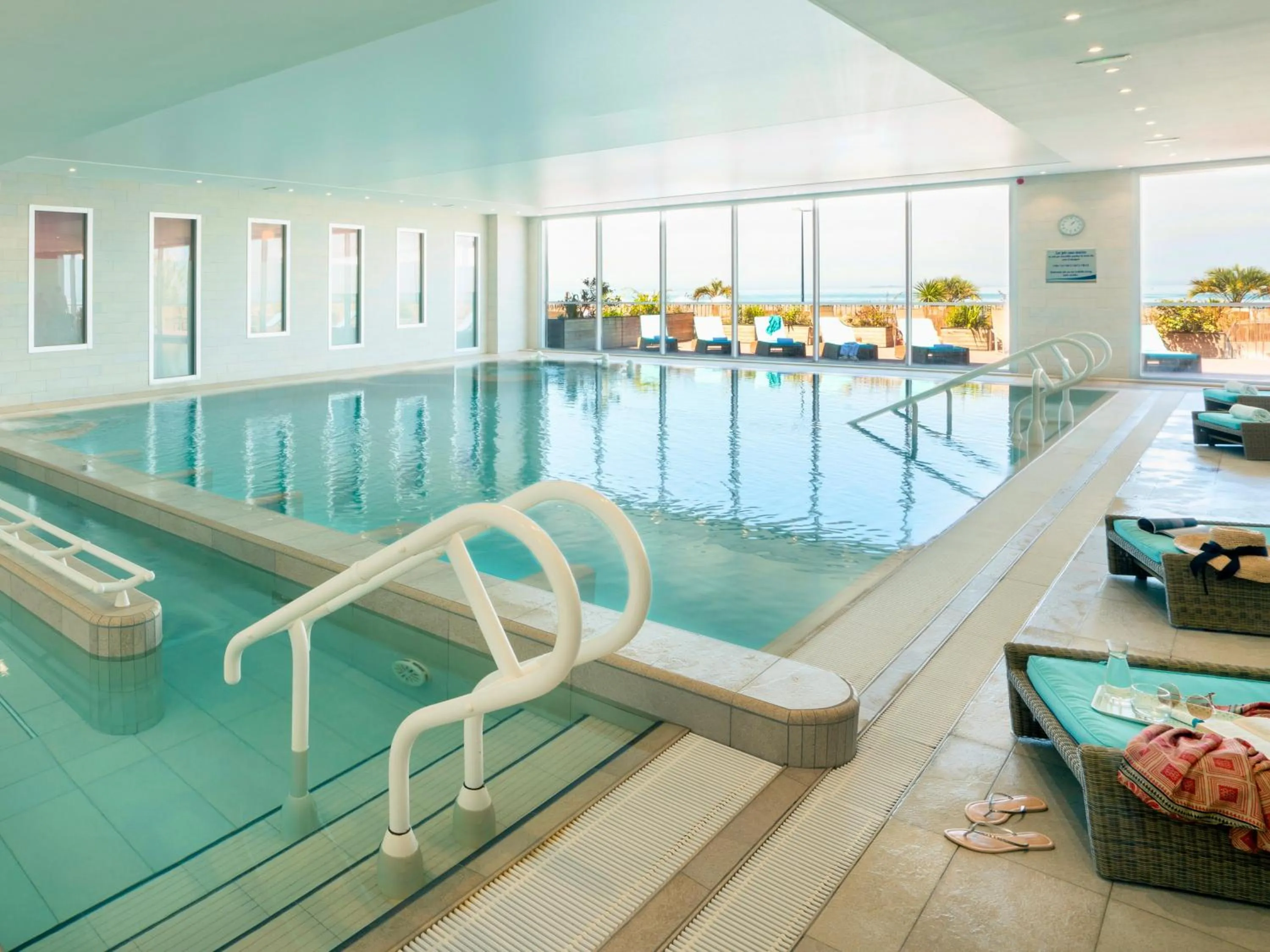 Swimming pool in Hôtel de la Baie - Thalassothérapie PREVITHAL