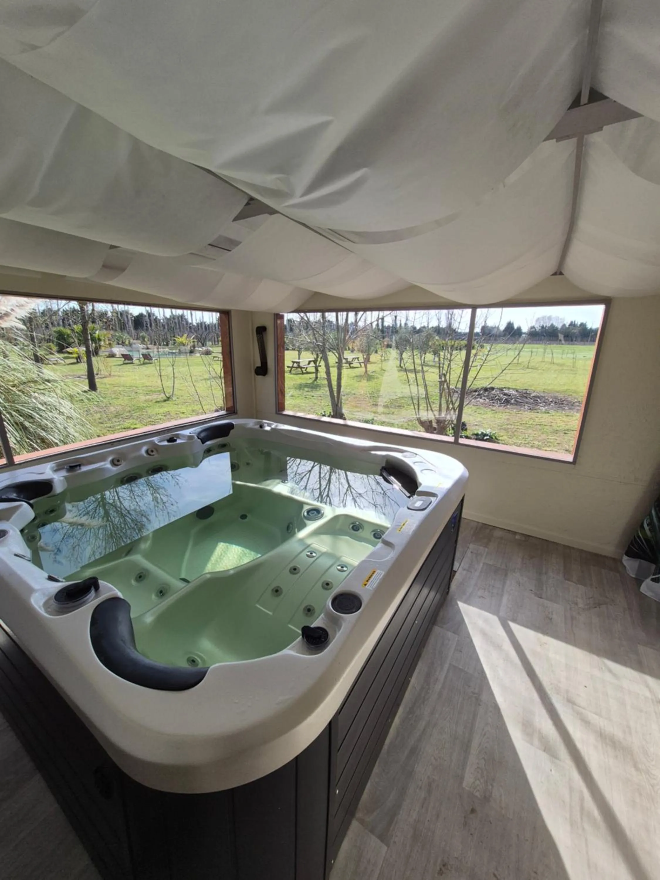 Hot Tub in Le Mas des Cerisiers JACUZZI et SAUNA inclus pour tous les logements