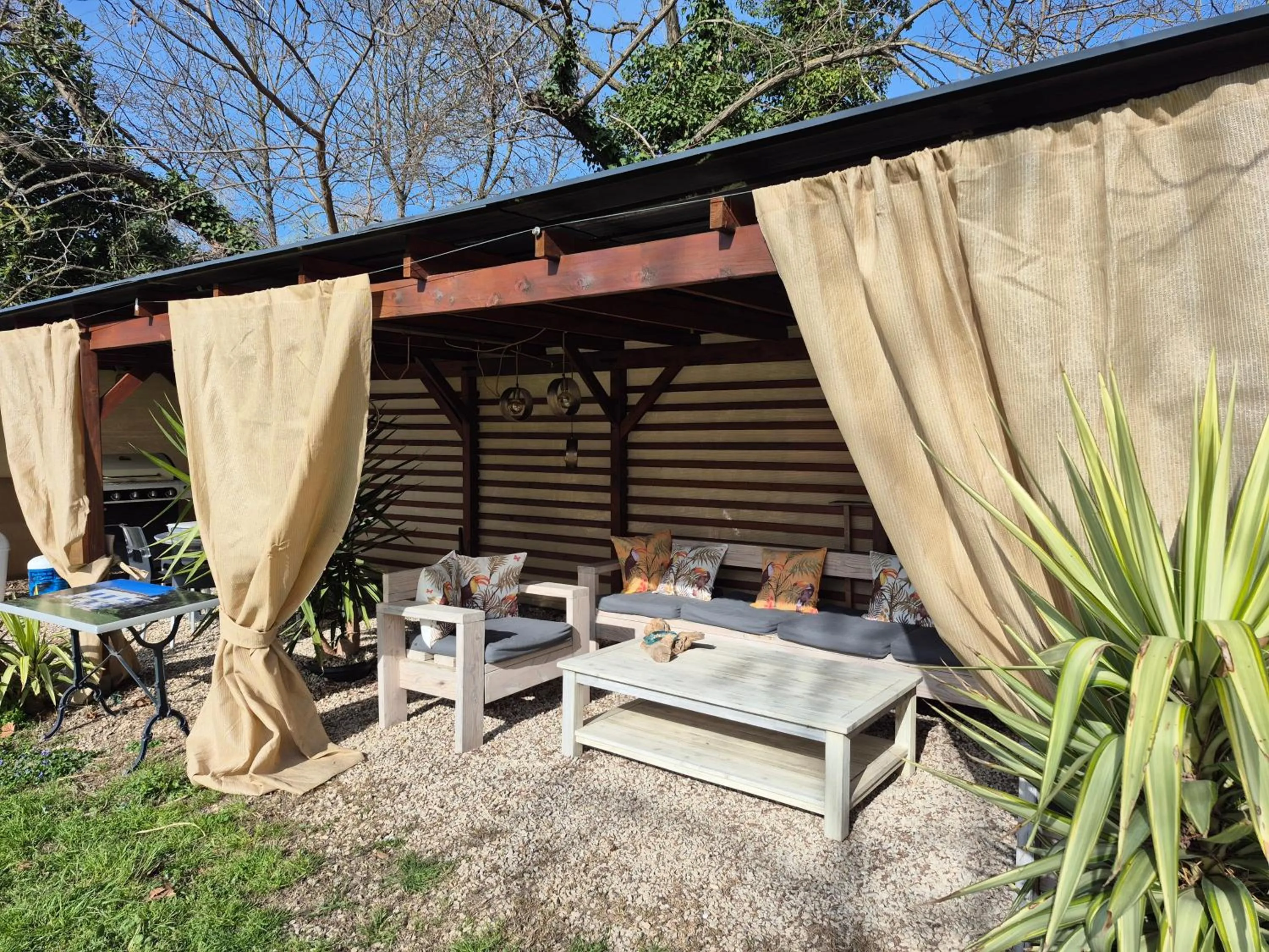 Garden view in Le Mas des Cerisiers JACUZZI et SAUNA inclus pour tous les logements