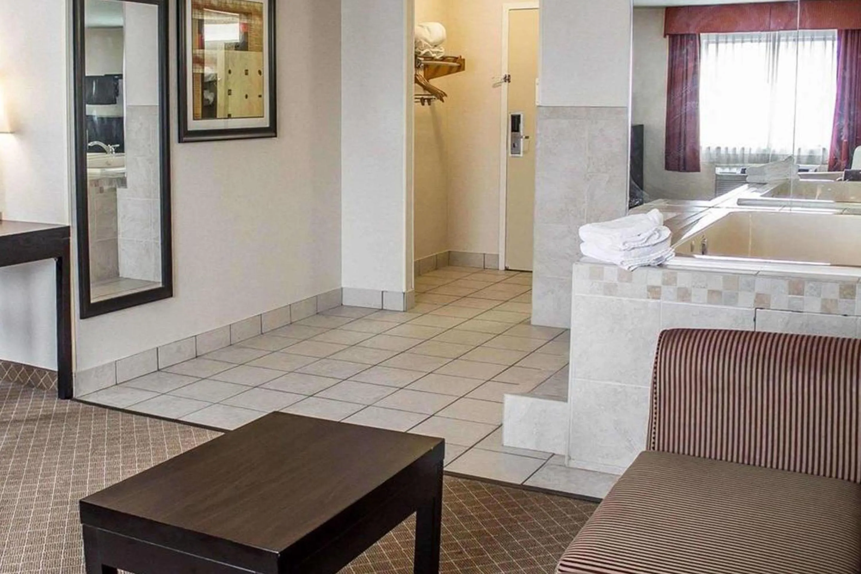 Bath, Bathroom in Norwood Inn & Suites Eagan