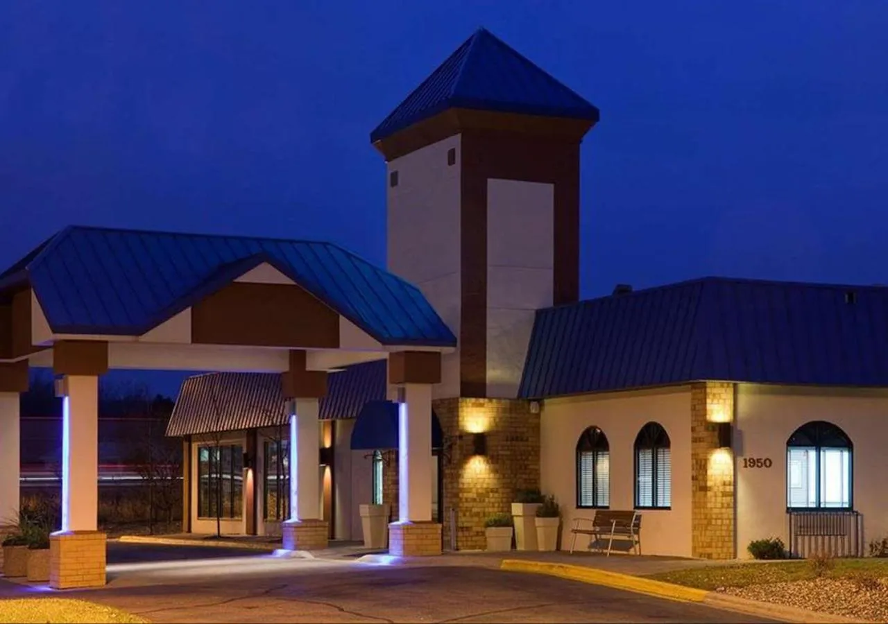 Property Building in Norwood Inn & Suites Eagan
