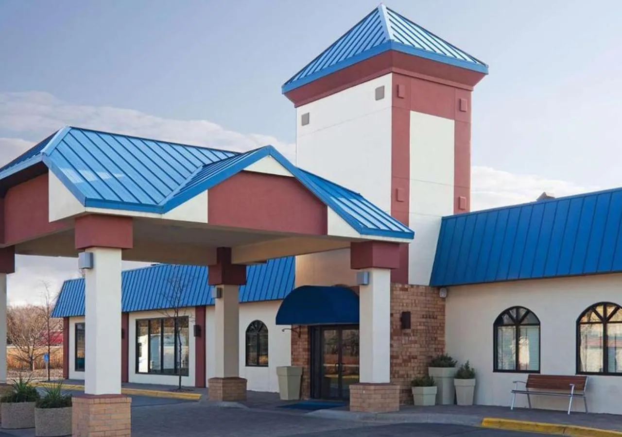 Property Building in Norwood Inn & Suites Eagan