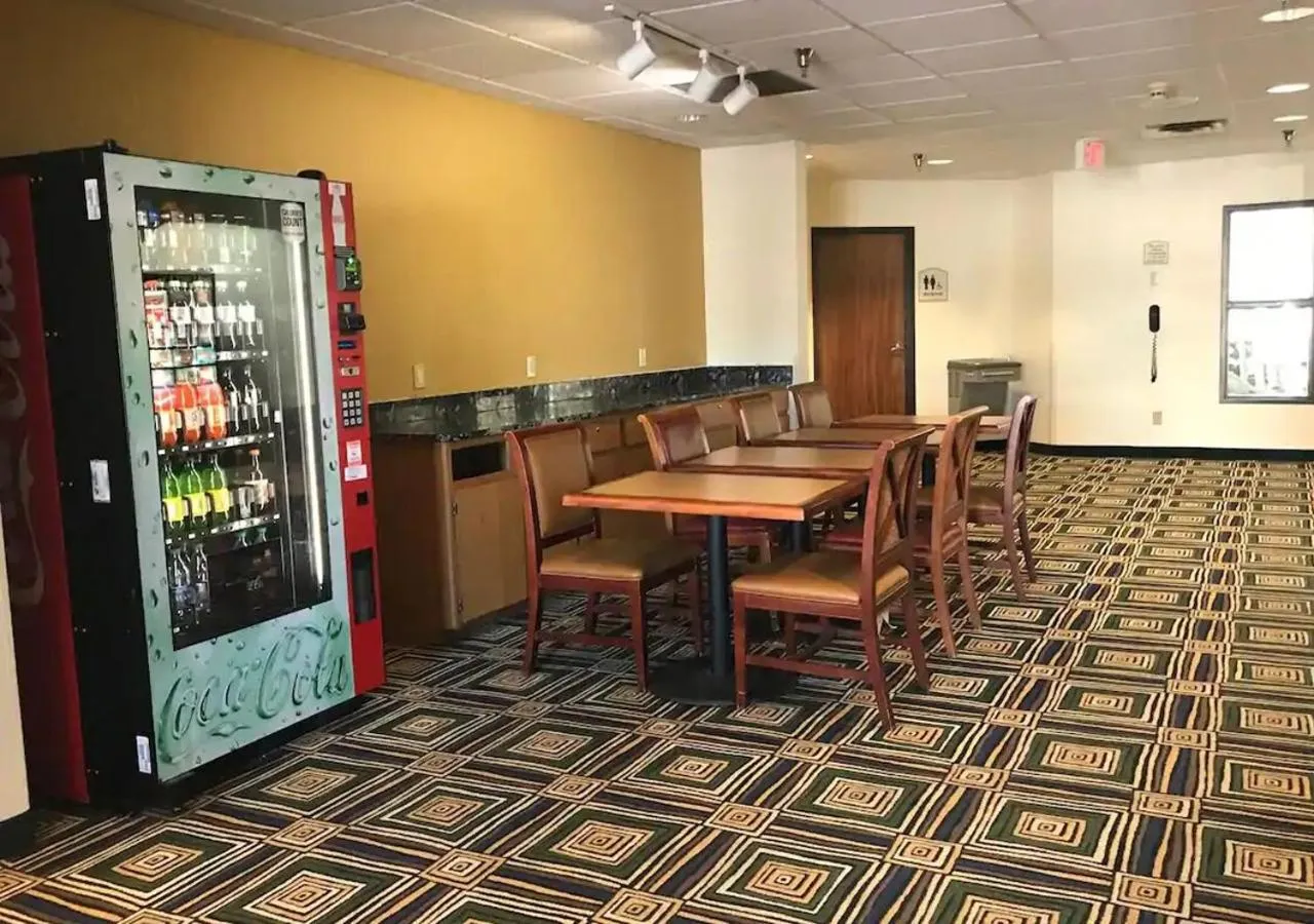 Food and drinks in Norwood Inn & Suites Eagan