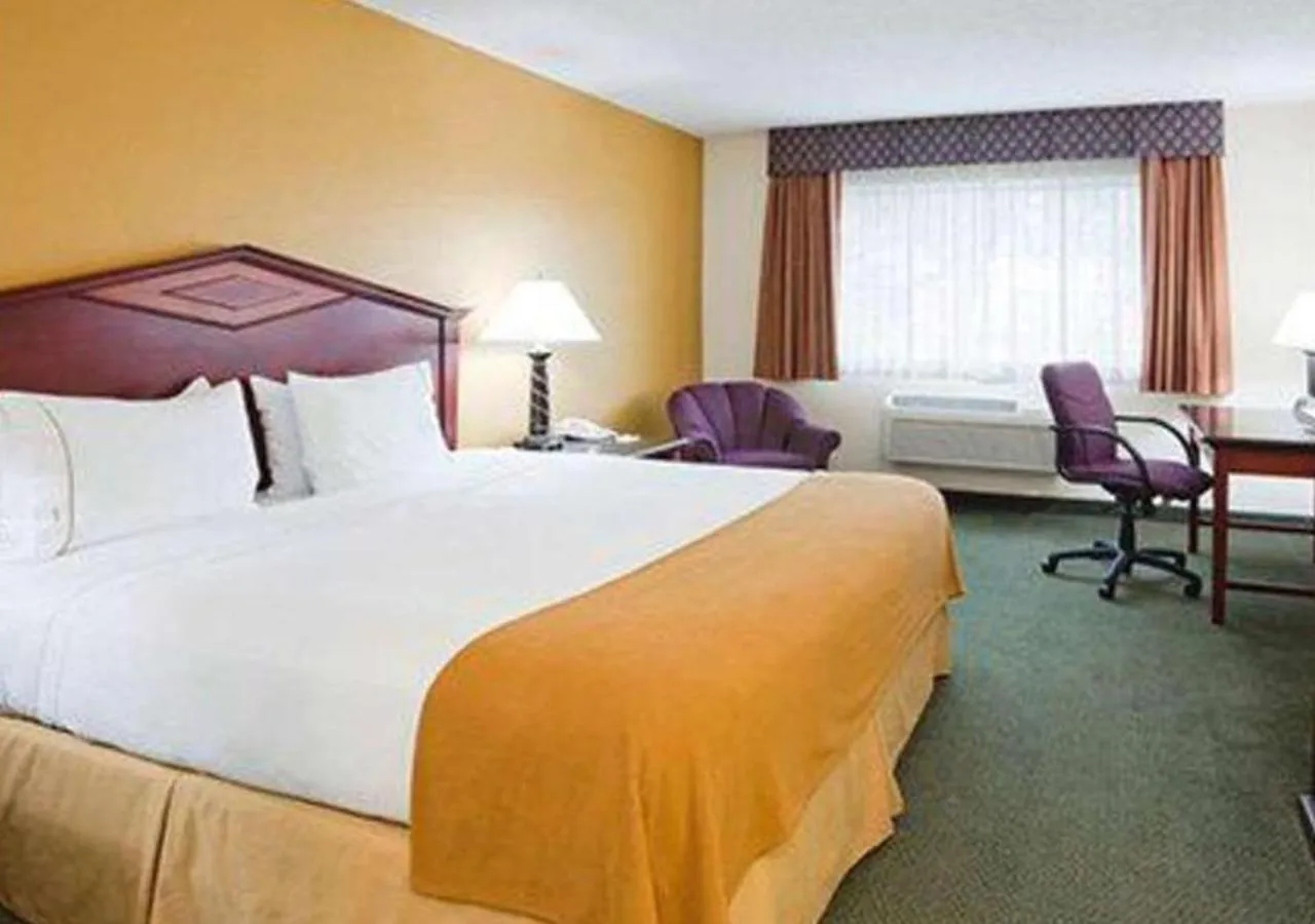 Bed in Norwood Inn & Suites Eagan