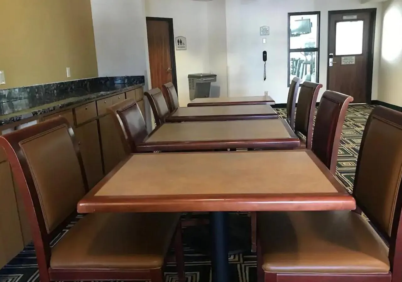 Restaurant/places to eat in Norwood Inn & Suites Eagan