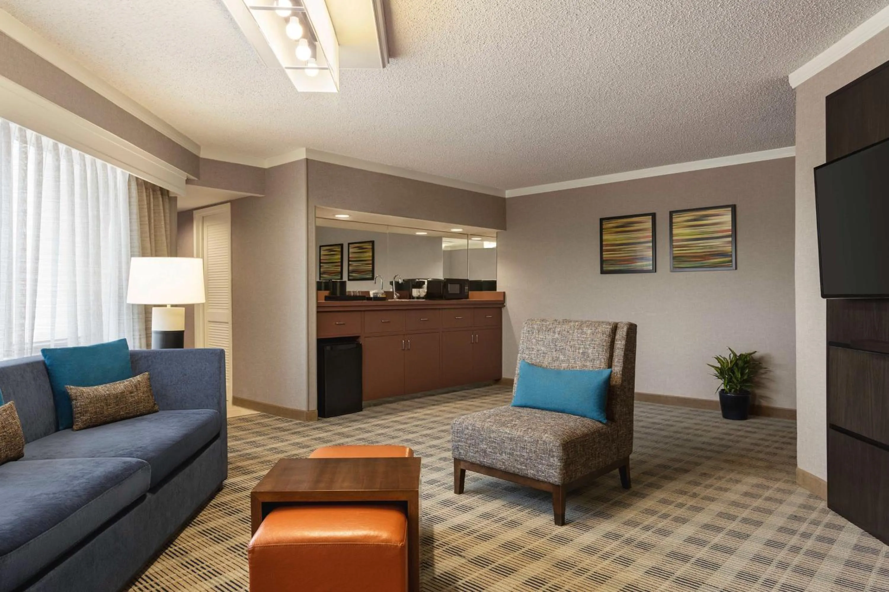 Living room in Embassy Suites by Hilton Kansas City Overland Park