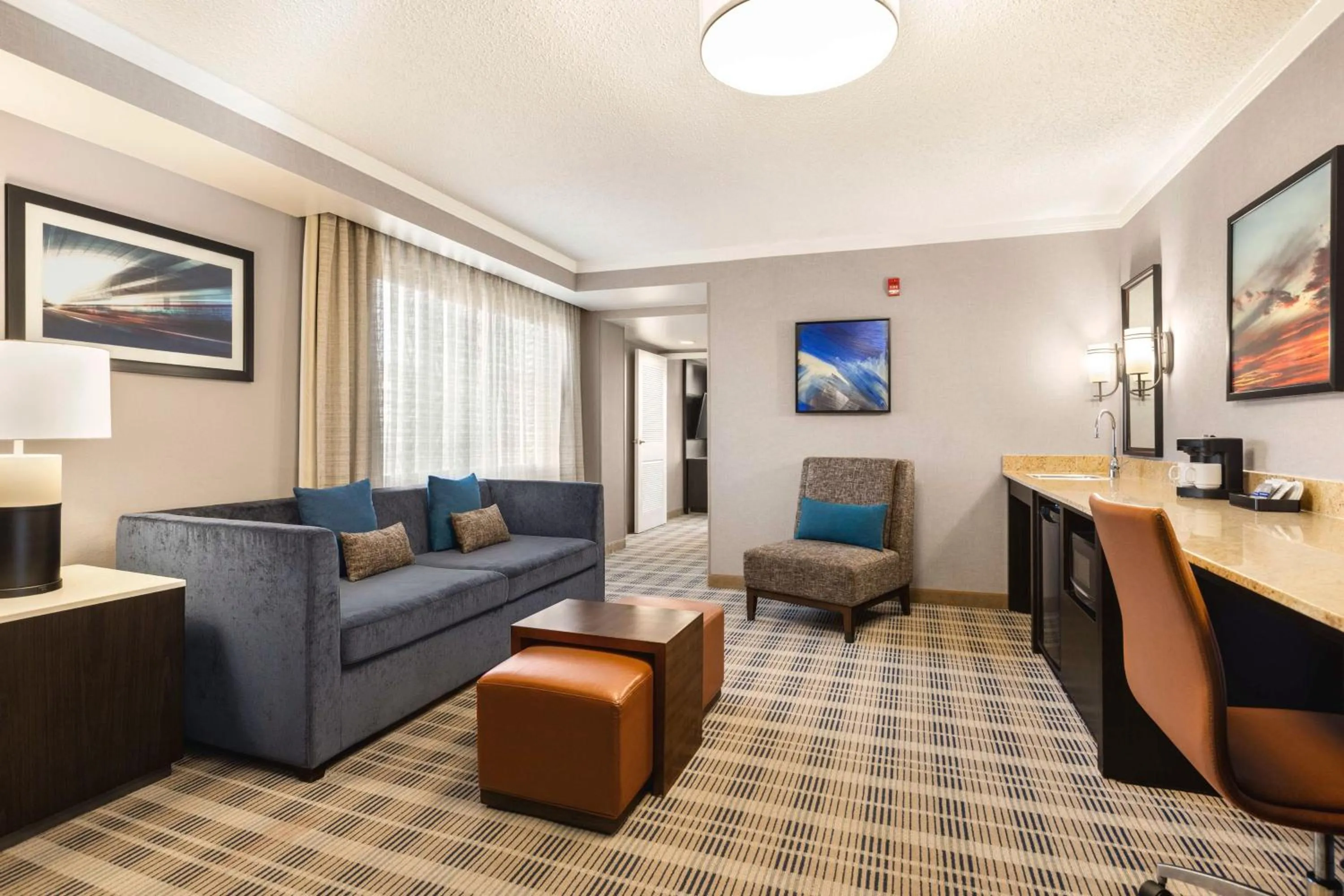 Living room in Embassy Suites by Hilton Kansas City Overland Park