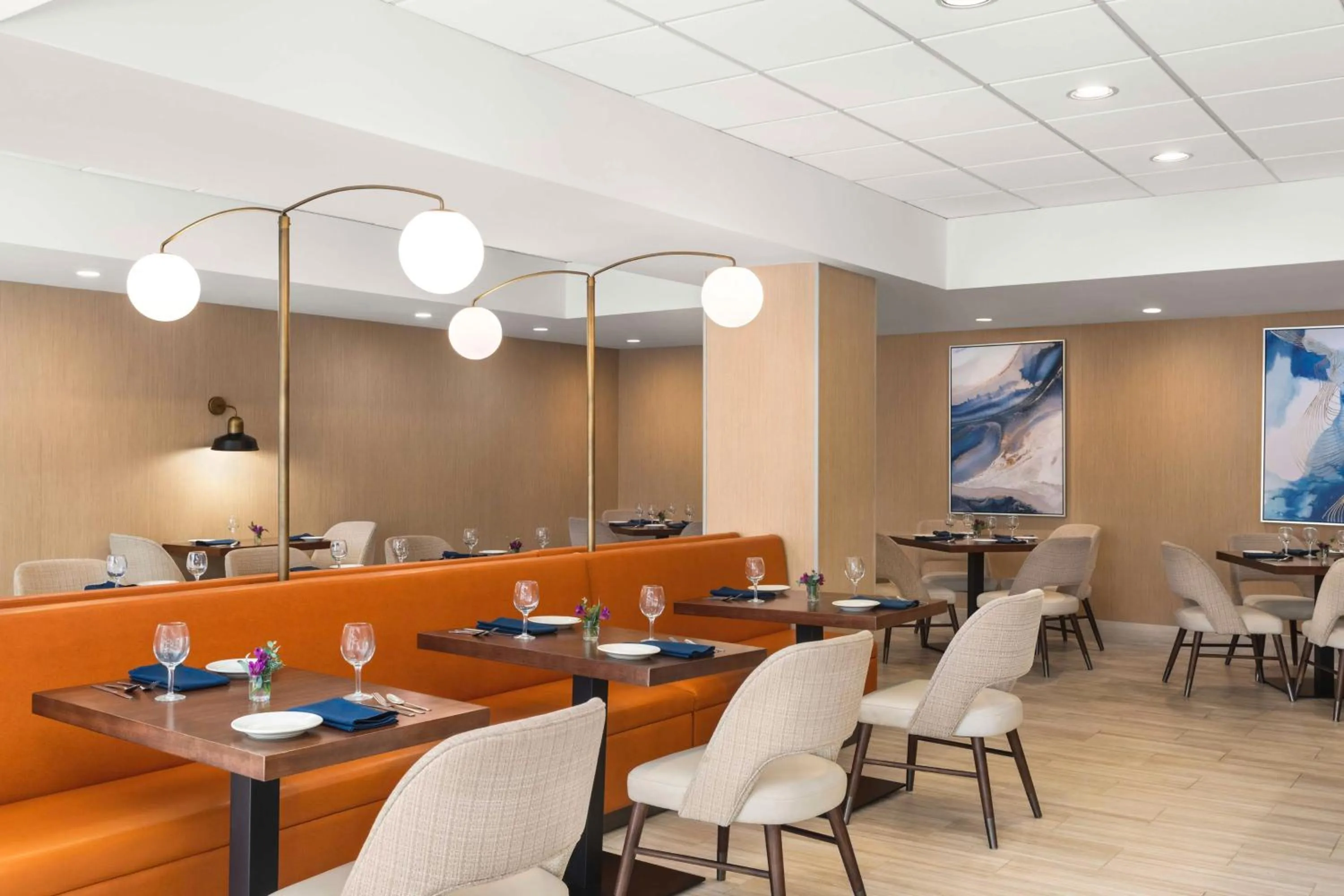 Restaurant/places to eat in Embassy Suites by Hilton Kansas City Overland Park