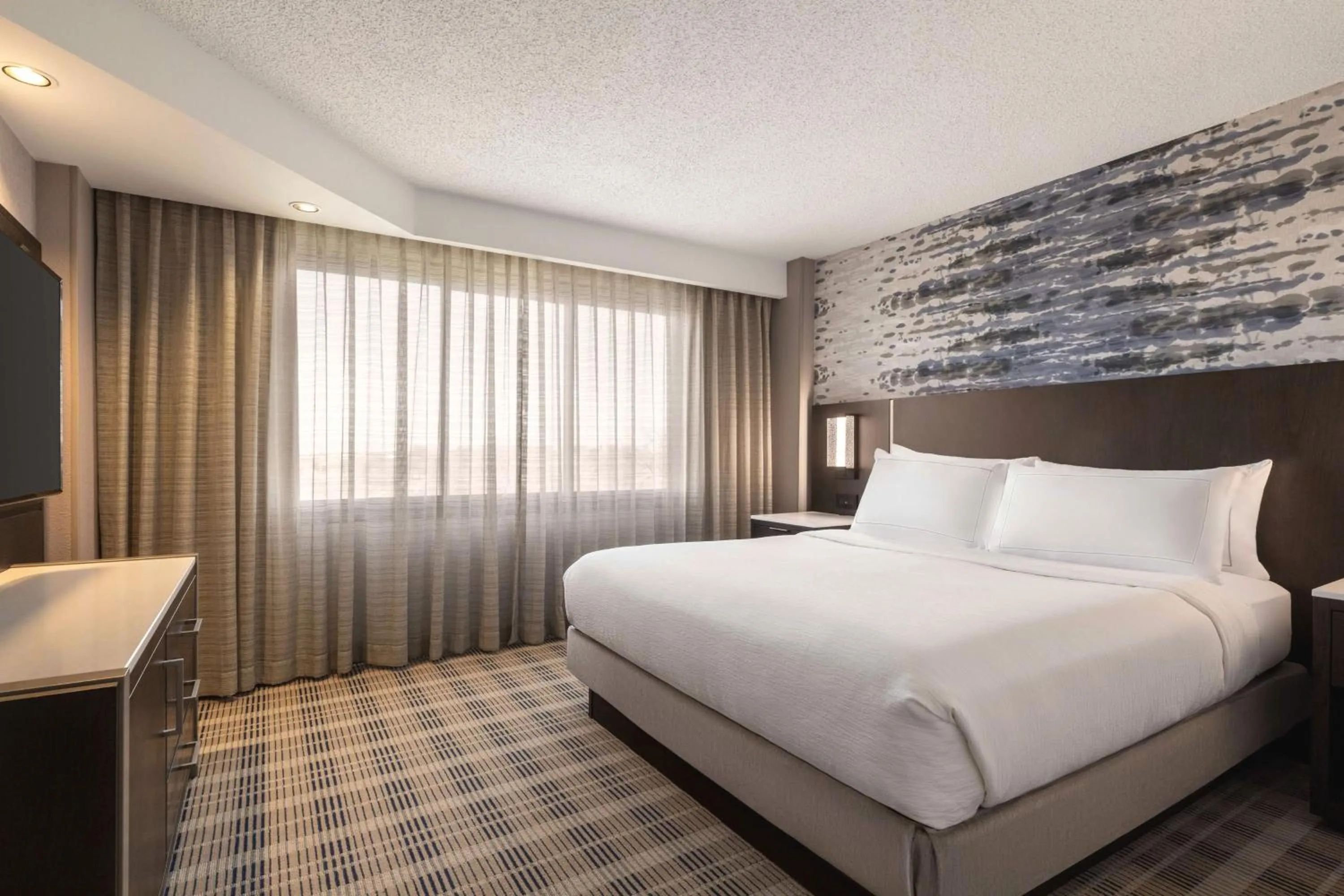 Bed in Embassy Suites by Hilton Kansas City Overland Park