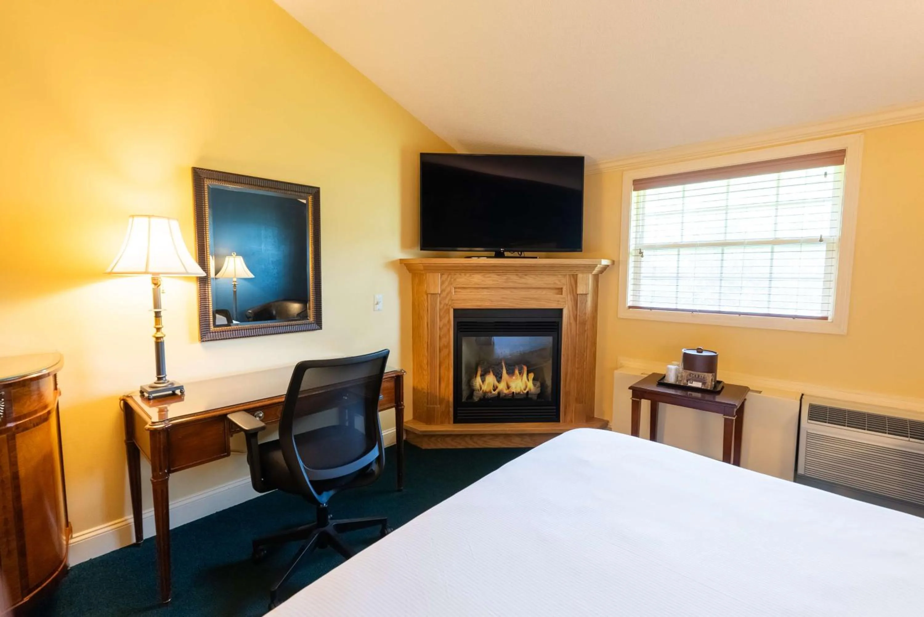 Bedroom, Bed in Fireside Inn & Suites Waterville
