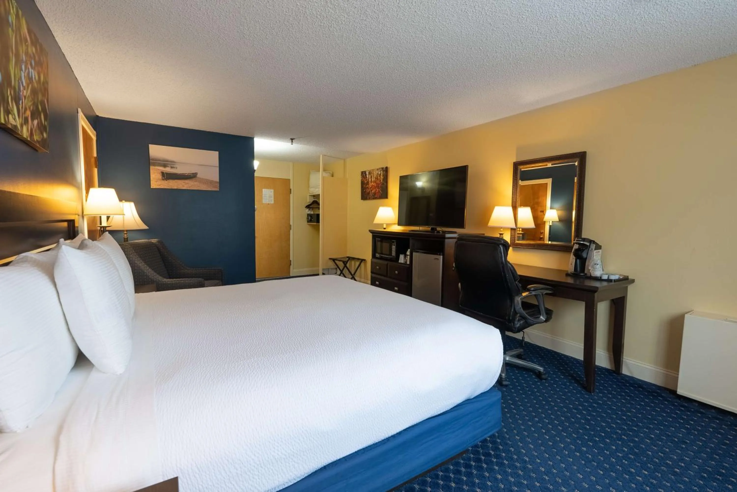 Bedroom, Bed in Fireside Inn & Suites Waterville