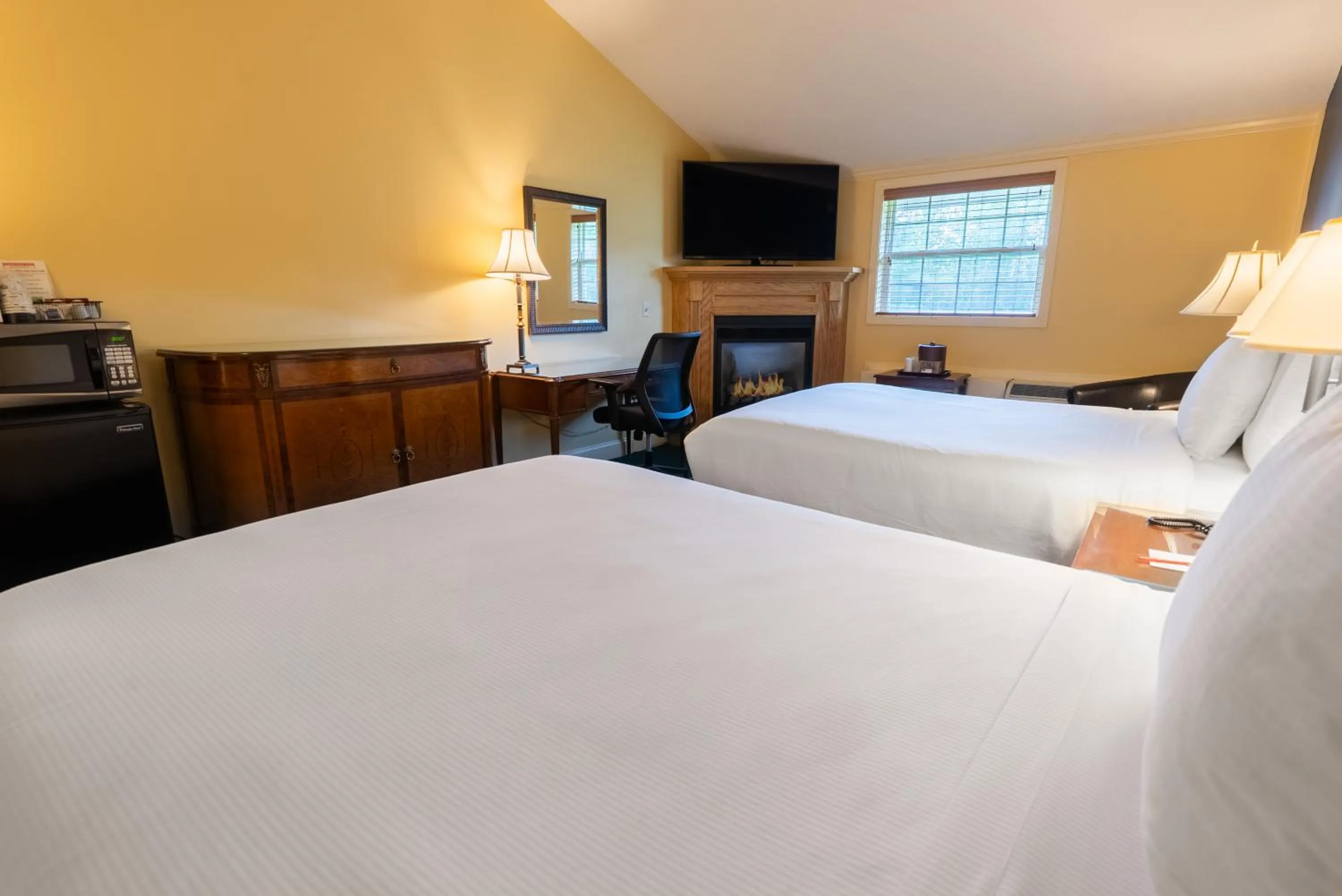 Bedroom, Bed in Fireside Inn & Suites Waterville