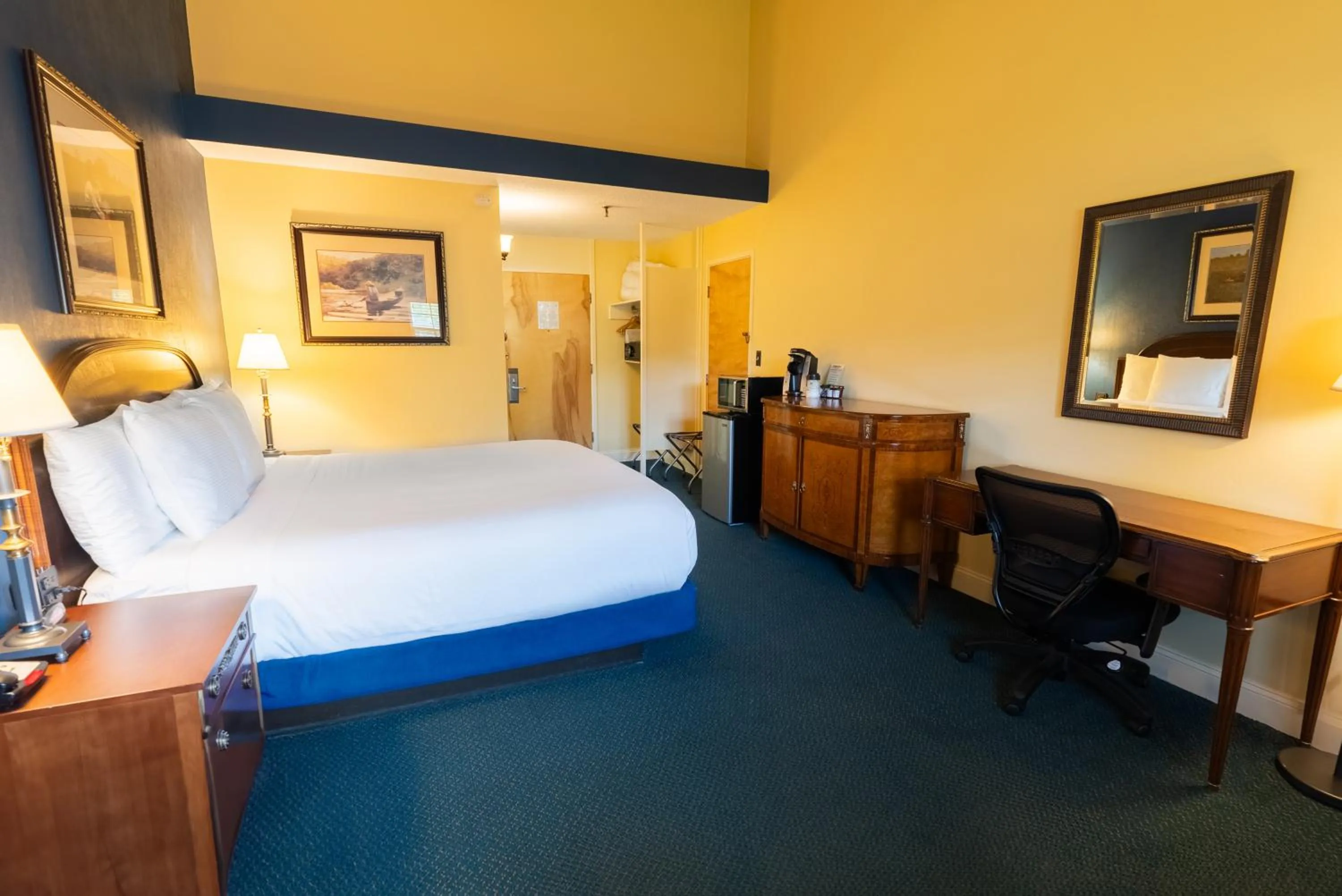 Bedroom, Bed in Fireside Inn & Suites Waterville