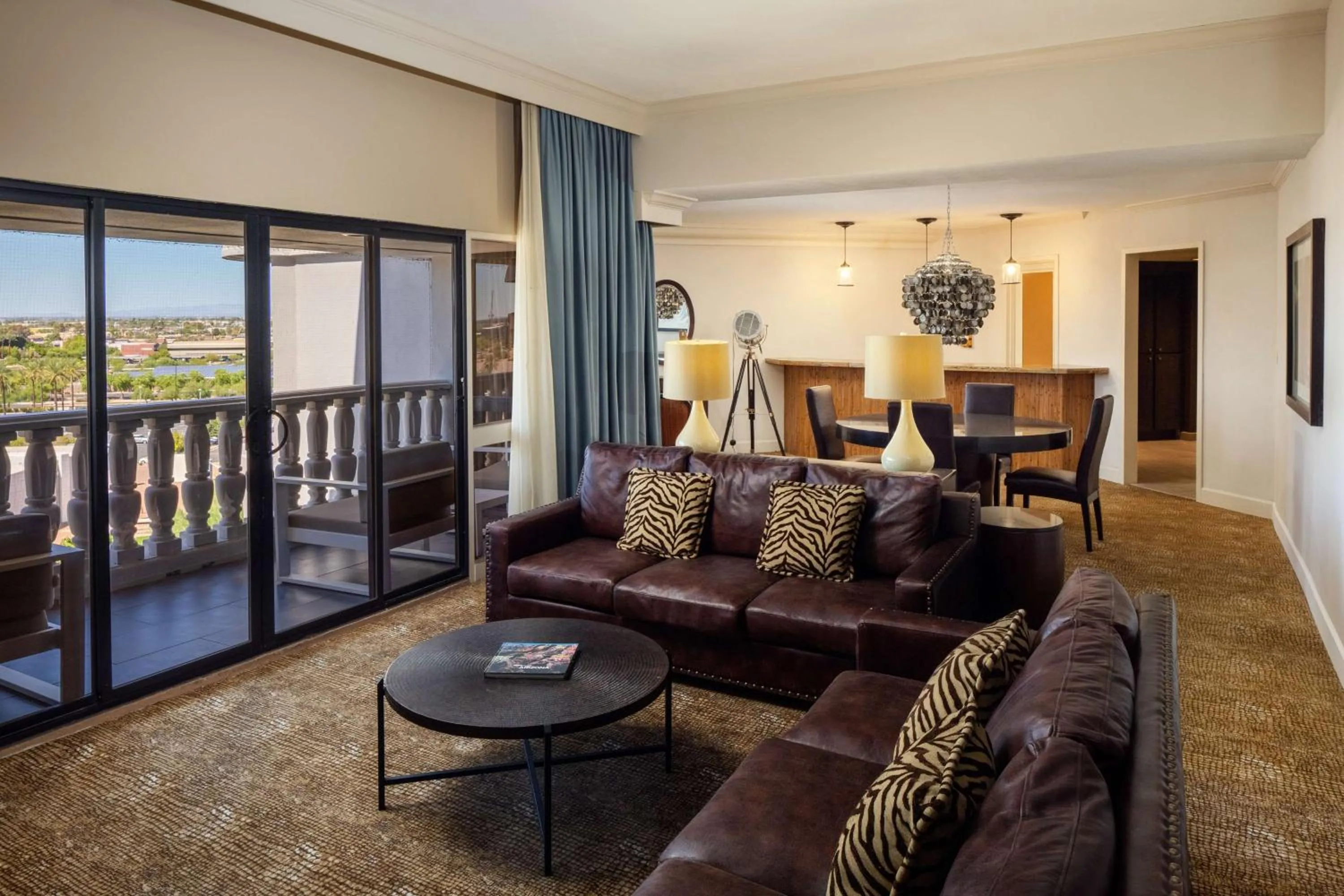 Living room in Doubletree by Hilton Phoenix Mesa