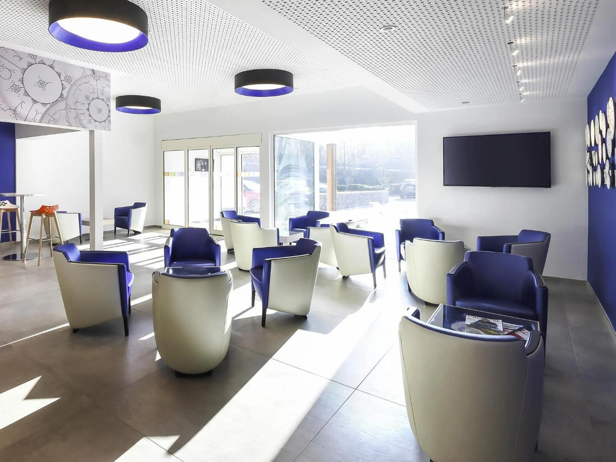Lounge or bar in Ibis Styles La Louvière