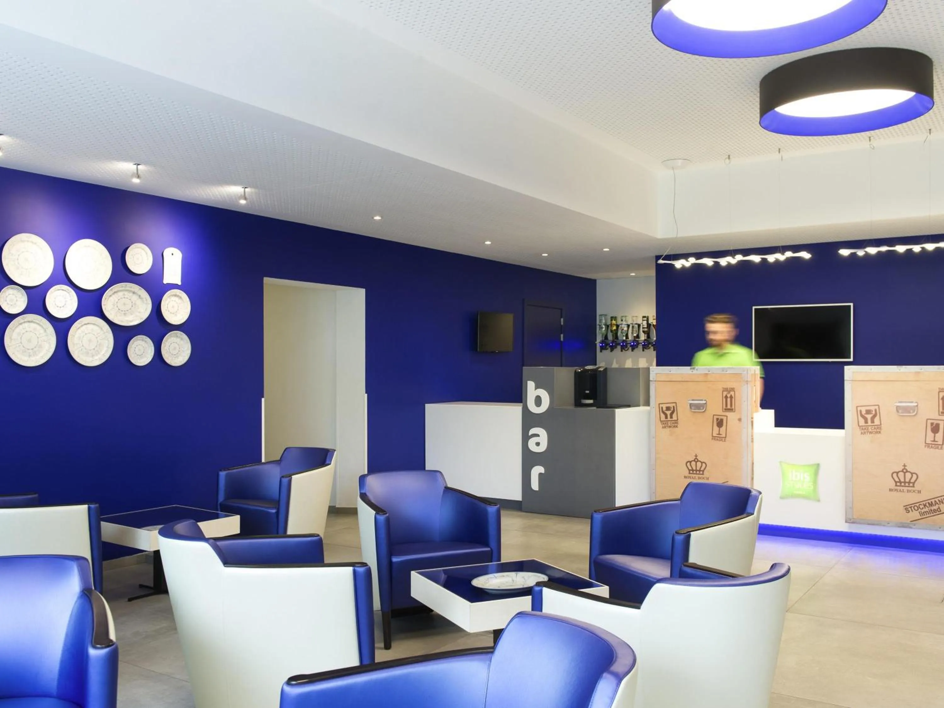 Lounge or bar in Ibis Styles La Louvière