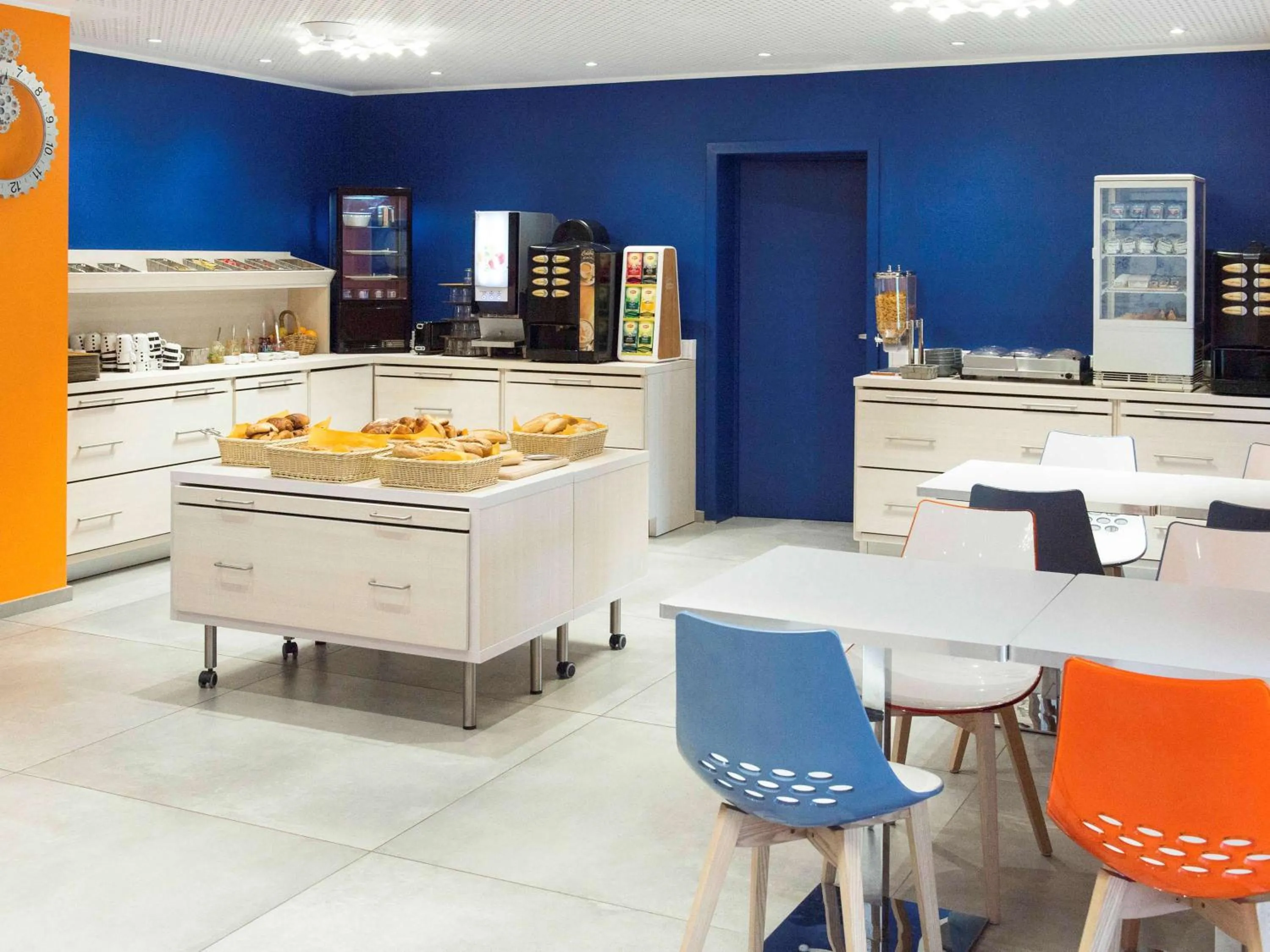 Restaurant/places to eat in Ibis Styles La Louvière