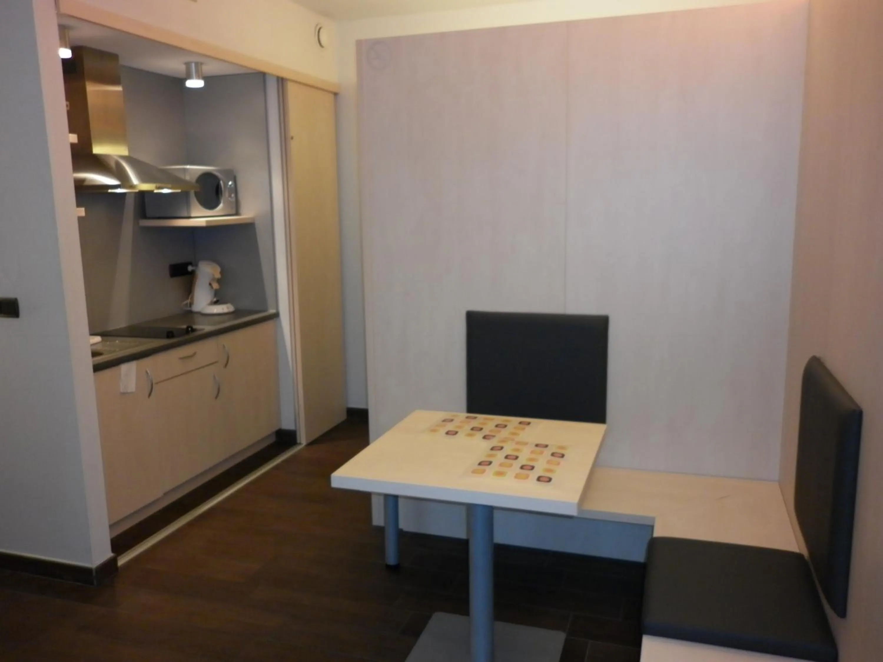 Kitchen or kitchenette in Ibis Styles La Louvière