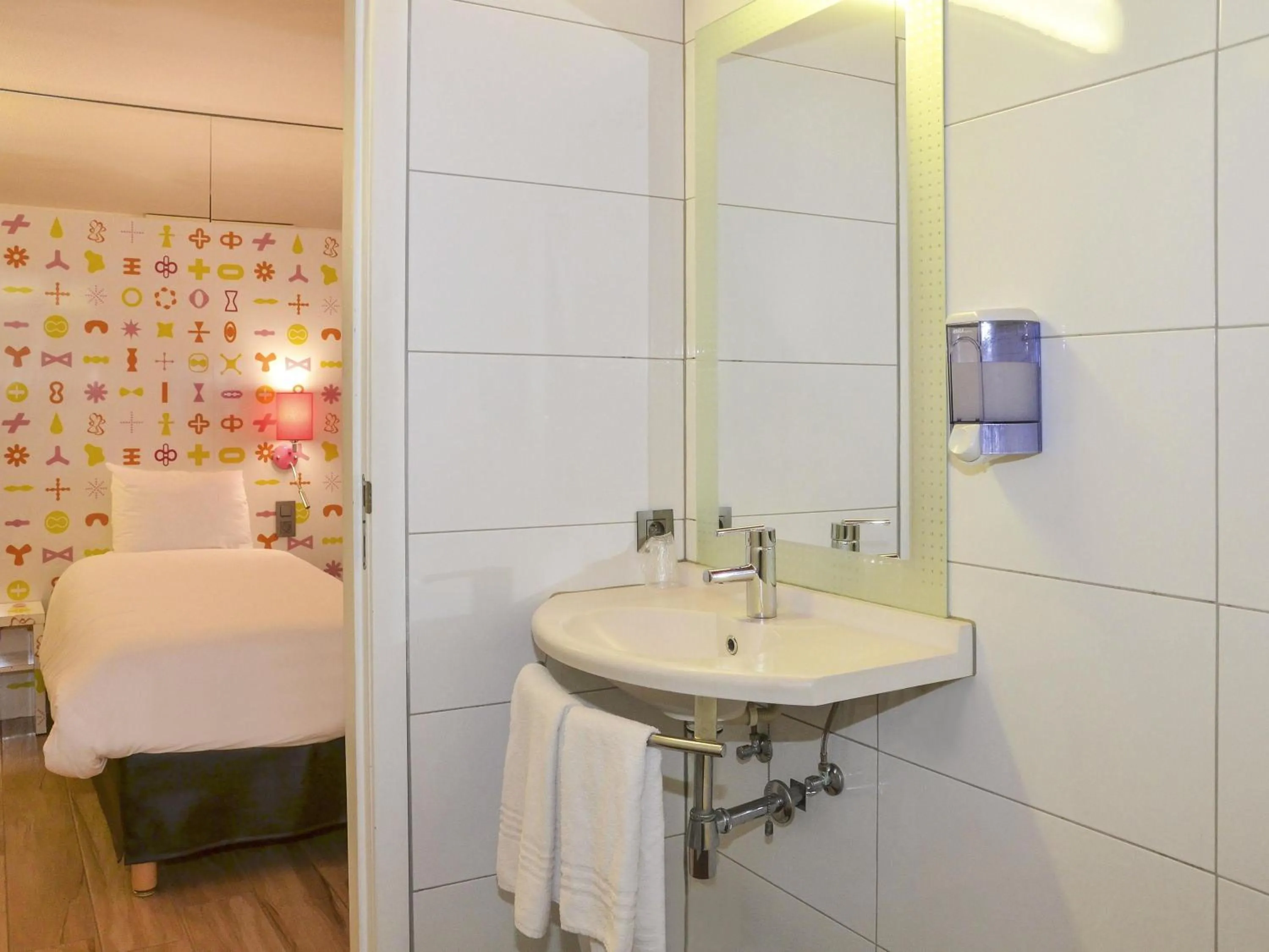 Bedroom in Ibis Styles La Louvière