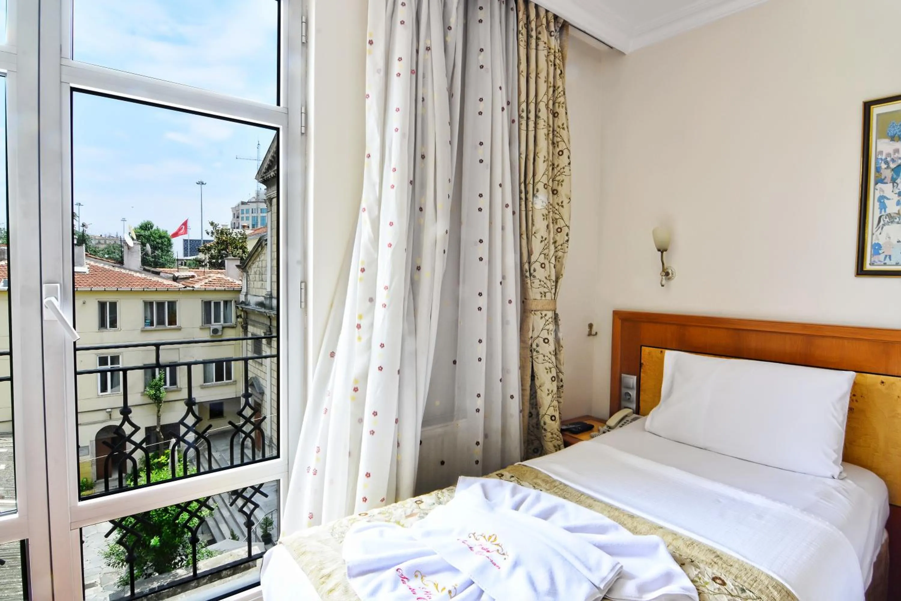 Bed in Santa Ottoman Hotel